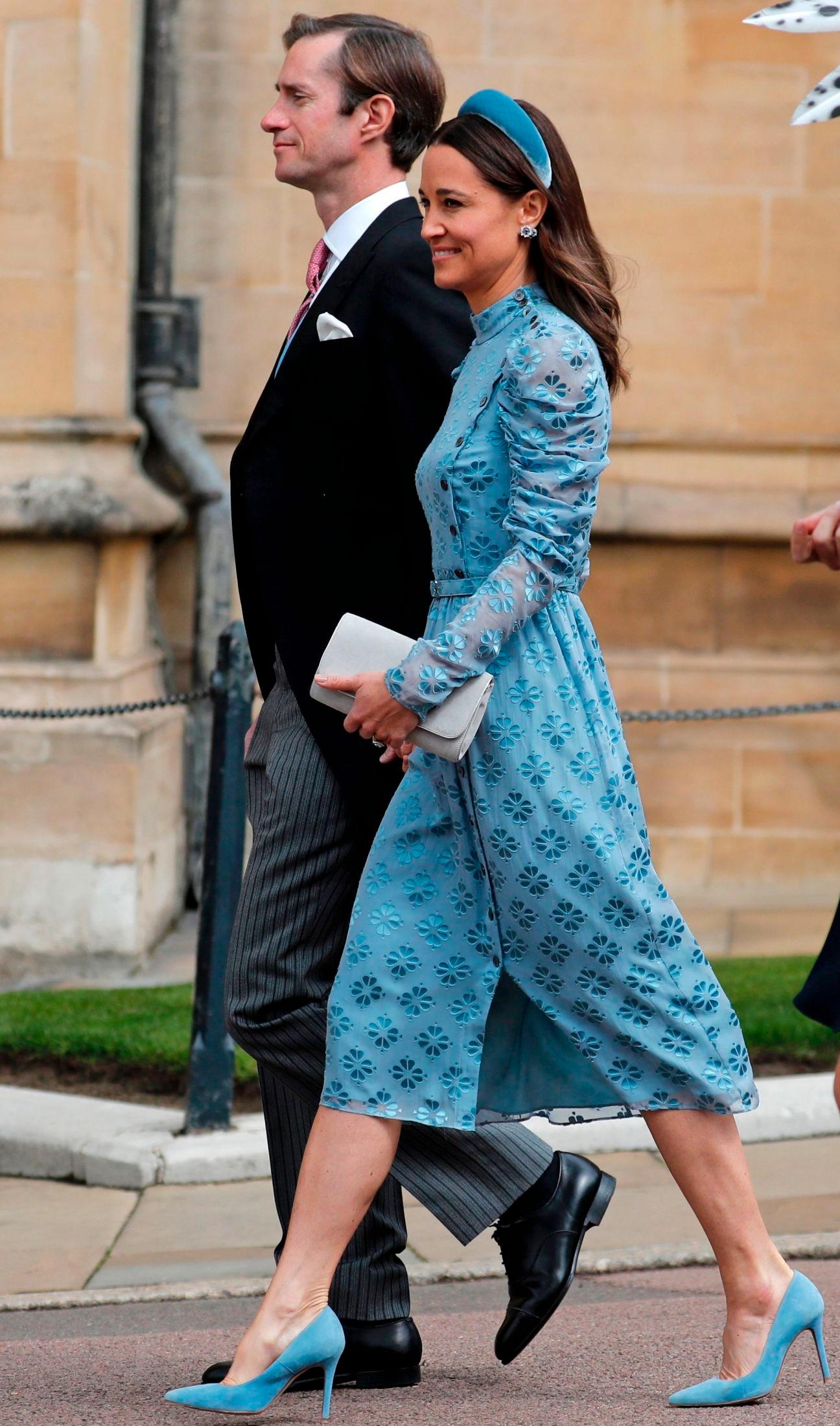 EKTEPAR: James Matthews og Pipa Middleton. Middleton hadde på seg en blå mønstrete kjole, blå pumps og en matchende trendy hårbøyle i velur. Foto: AFP