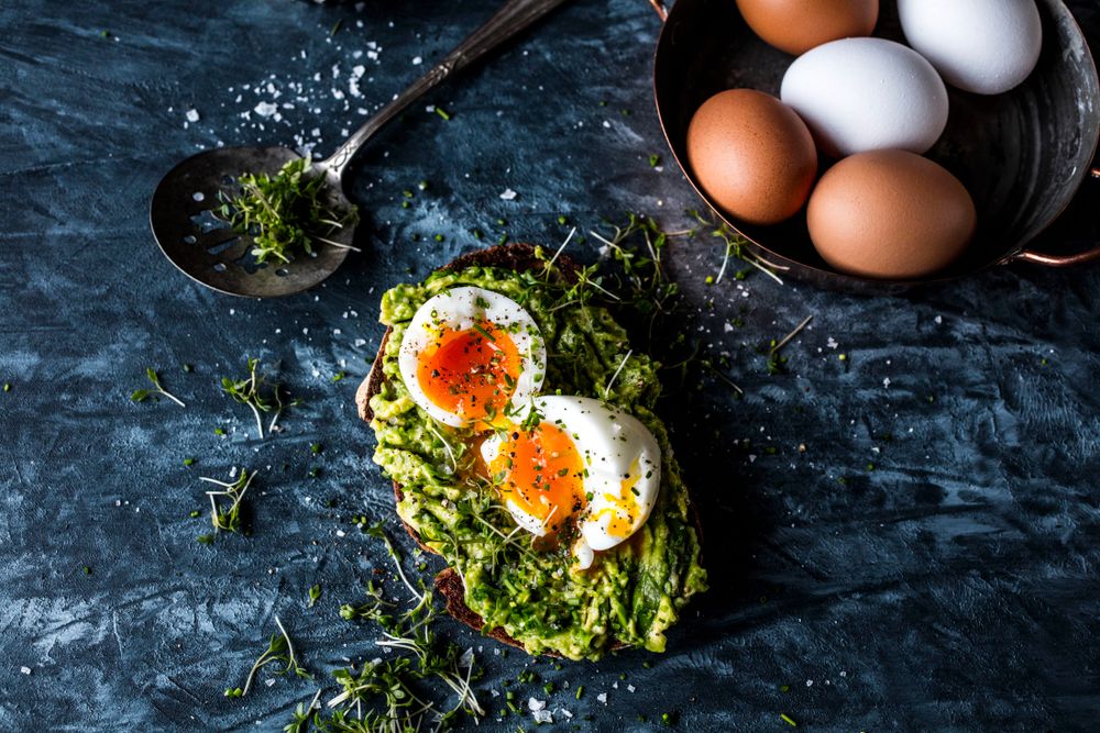 DAGENS FROKOST: Om kokt egg er å foretrekke så kan det stekte egget byttes med et kokt på toppen av avokado, slik som Lise Finckenhagen har laget for Godt her.