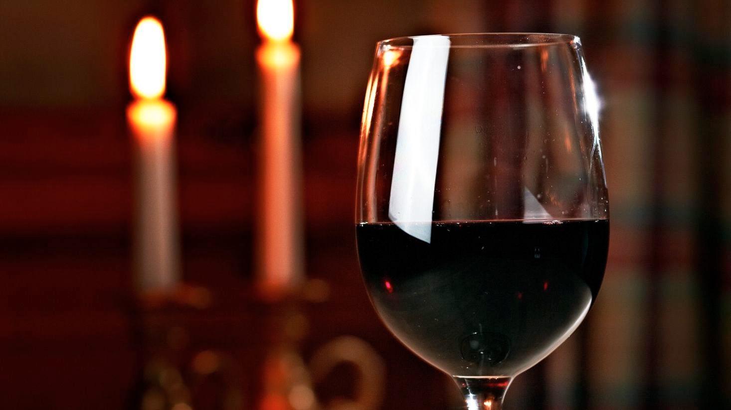 VINKOS: Rødvin trenger ikke bare drikkes til mat