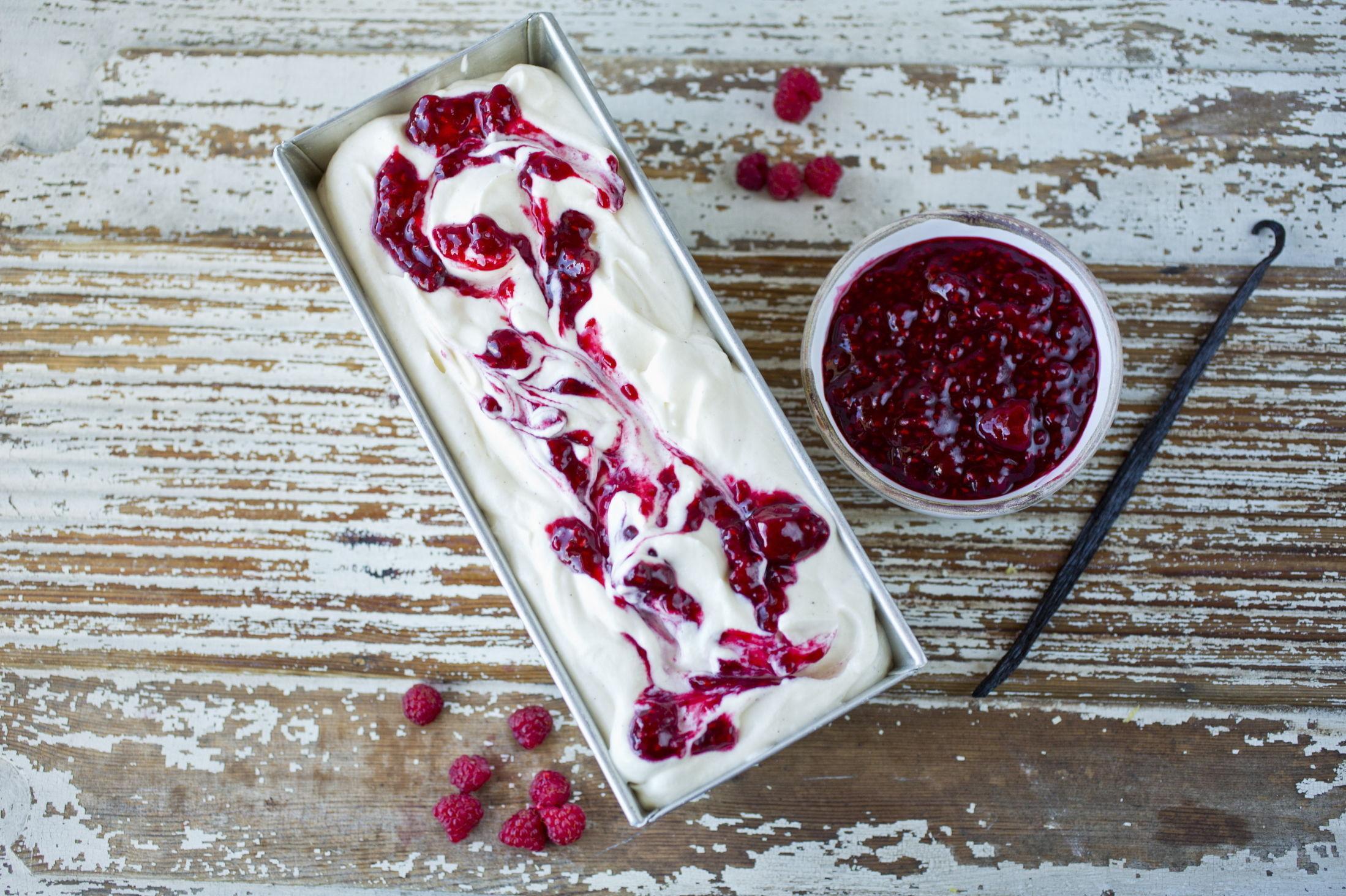 NYDELIG: Hjemmelaget is med bringebær og vanilje er både enkelt og godt. Oppskriften finner du her. Foto: Sara Johannessen/VG