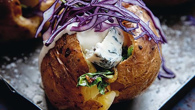 Bakad potatis med blåmögelost och rödkål 
