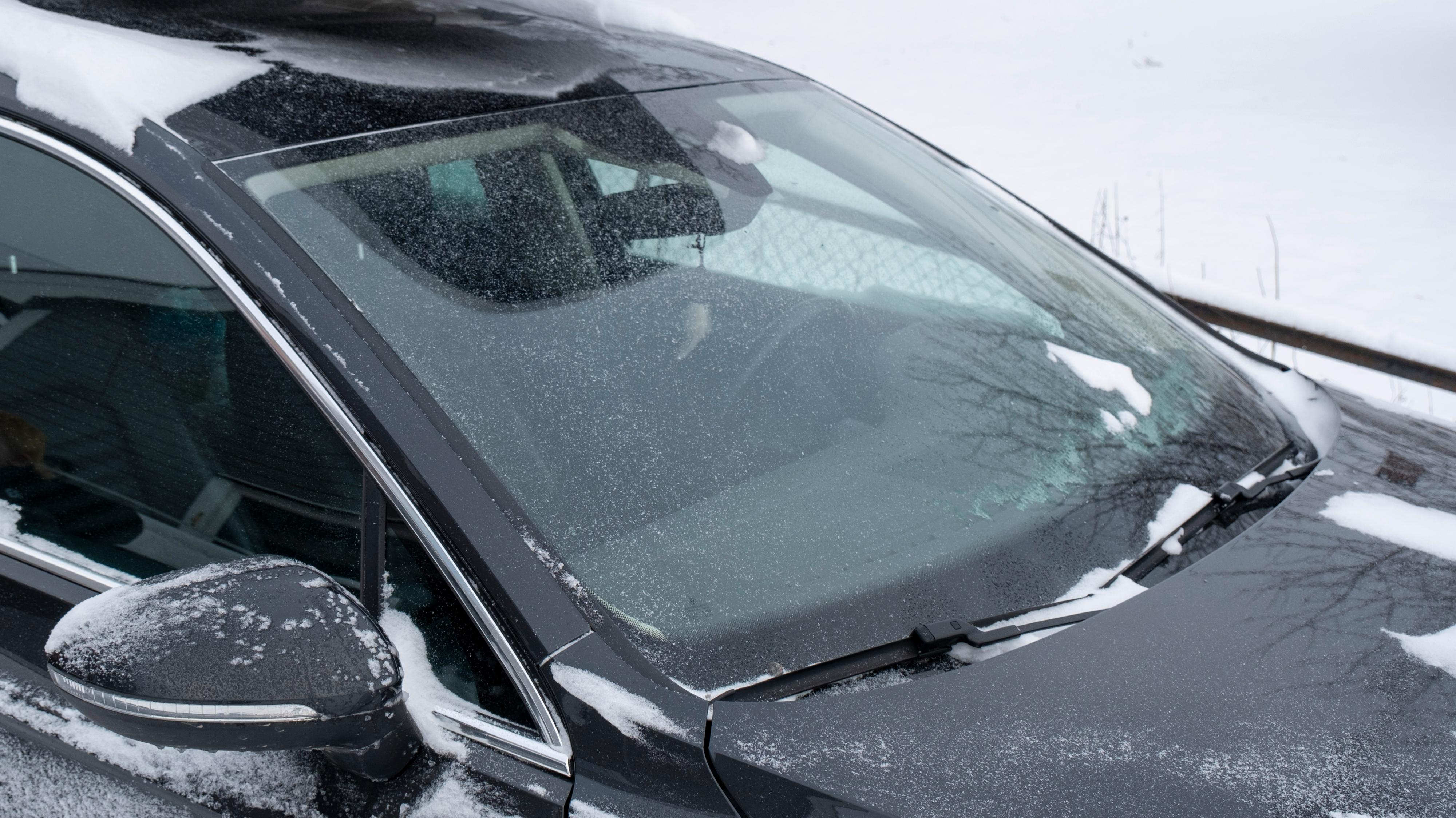 Bilen blir ganske så fri for snø. Men det kan likevel hende du må skrape vekk litt is fra ruten. 