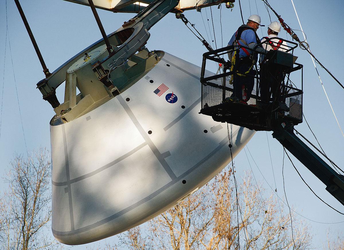 HARD LANDING: NASA tester hvordan Orion tåler landingen i vann under ekstreme forhold i et basseng ved Langley Research Center i Hampton i Virginia. Se video av testen lenger ned i artikkelen.Foto: NASA