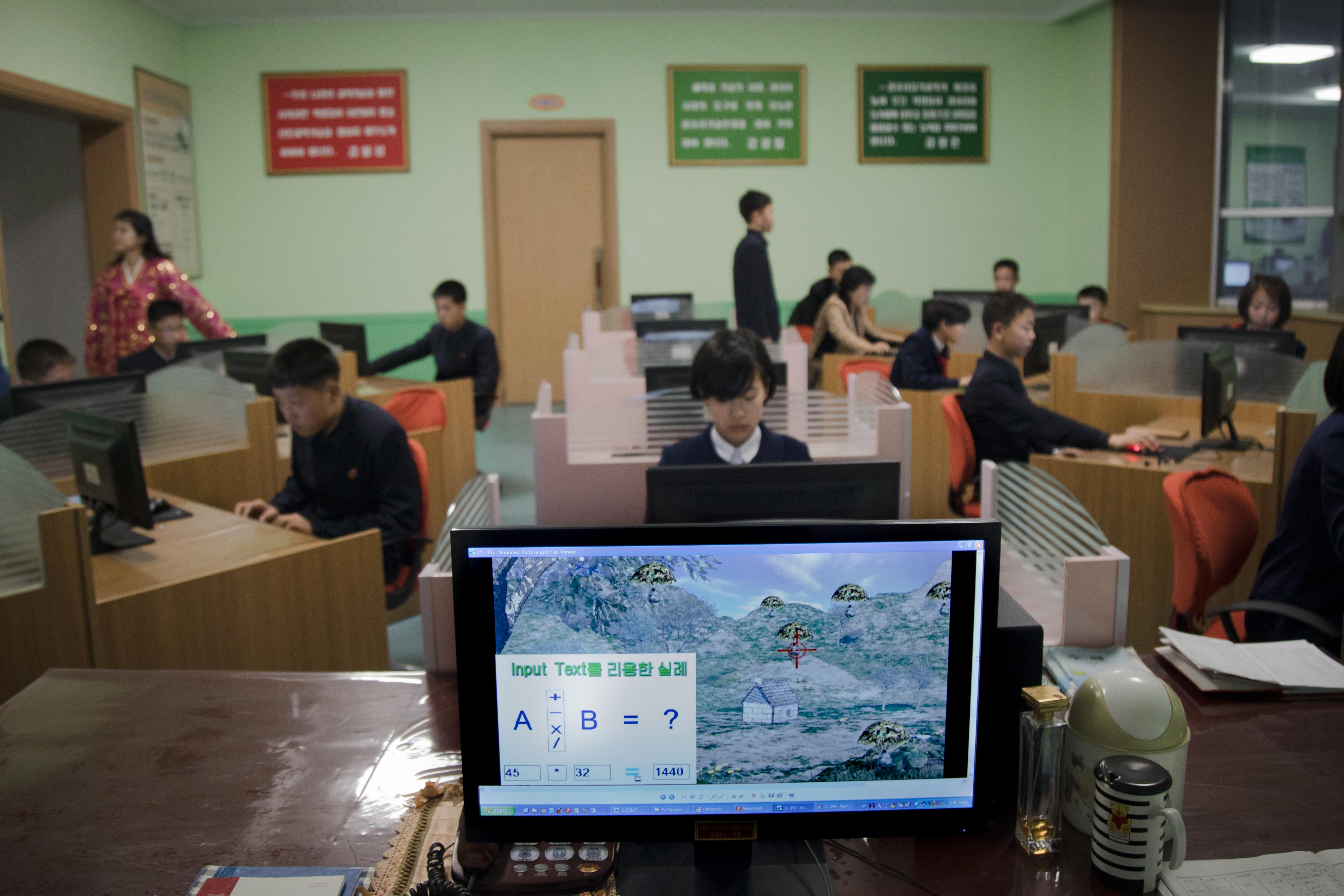 De mest talentfulle unge lærer data etter skoletid i Pyongyang. I denne timen skjøt de ned fallskjermsoldater.