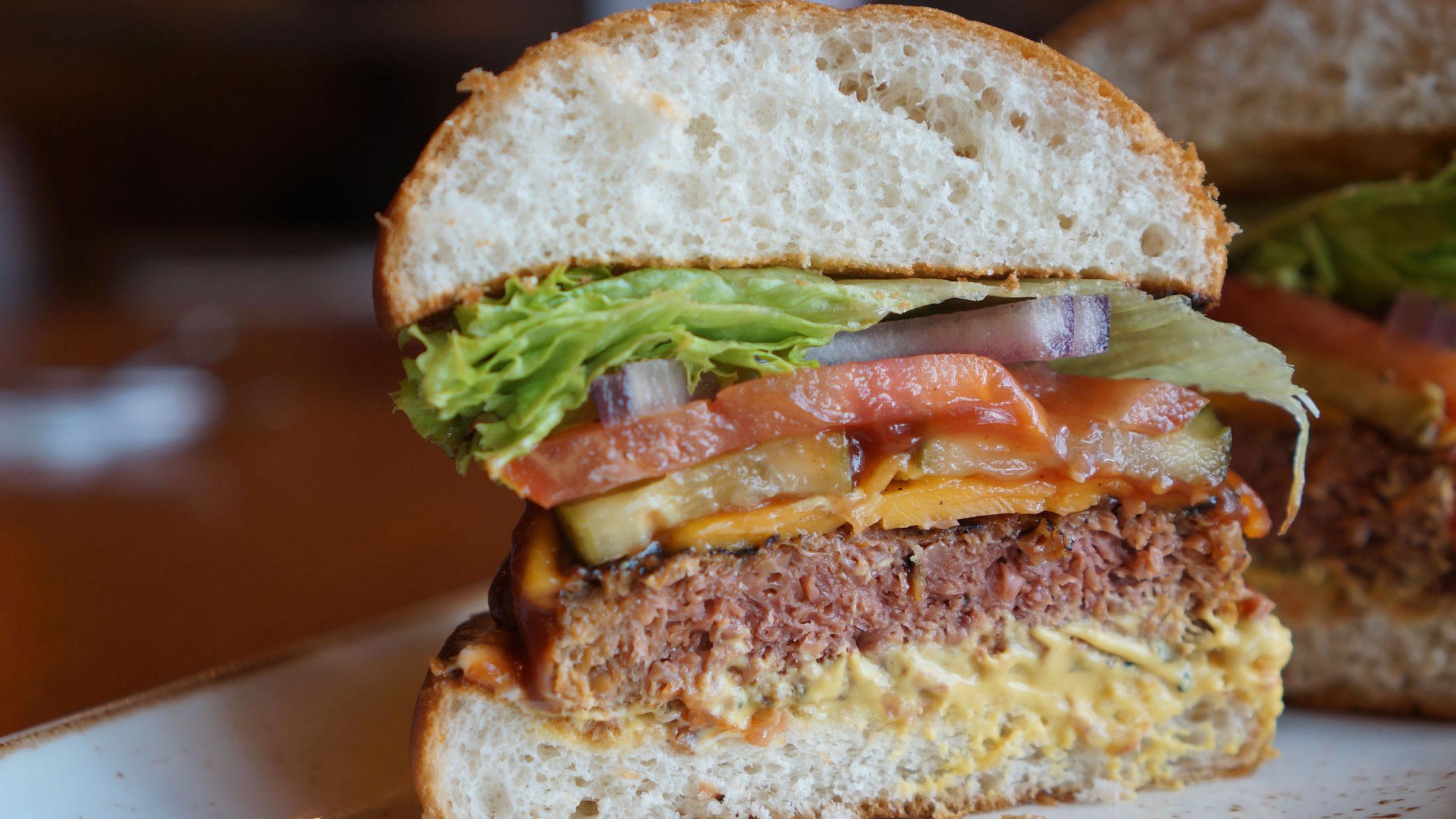 VEGANSK: Nei, dette er ikke kjøtt - men en plantebasert burger laget av blant annet erteprotein. Resten av burgeren er for øvrig også vegansk - inkludert en spesiell type cheddar, «veganaise» og salsa. Foto: Maria Tveiten Helgeby/VG