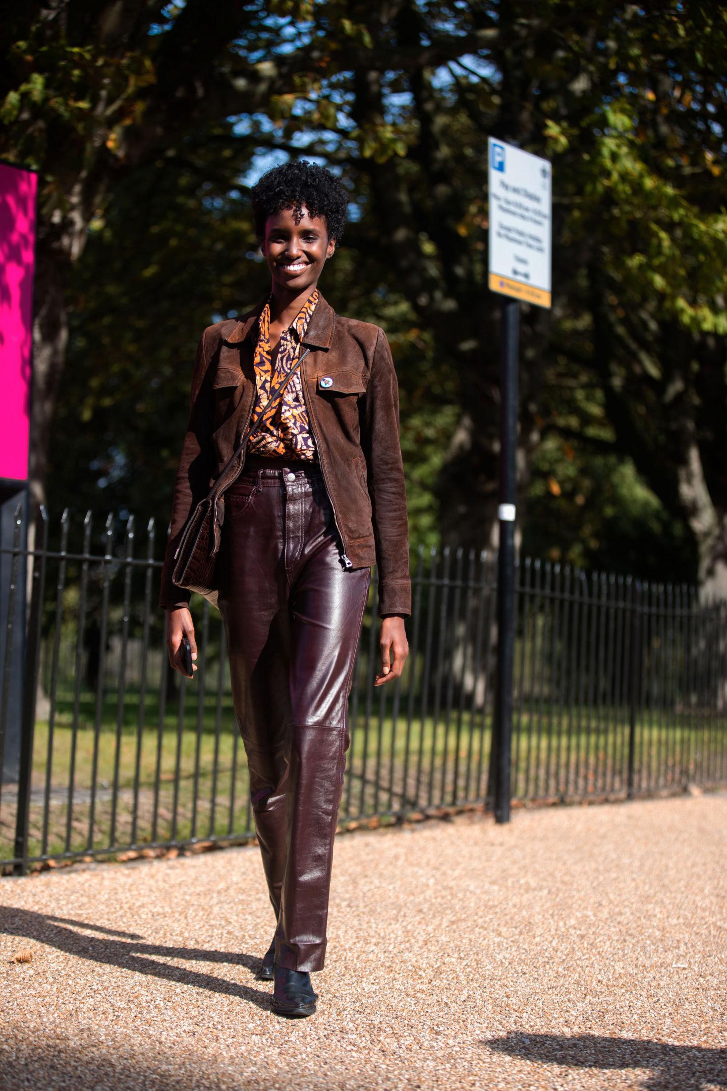 SKINN PÅ SKINN: Modell Bibi Abdulkadir viser hvordan ulike typer skinn kan kombineres under London Fashion Week. Foto: Getty Images.