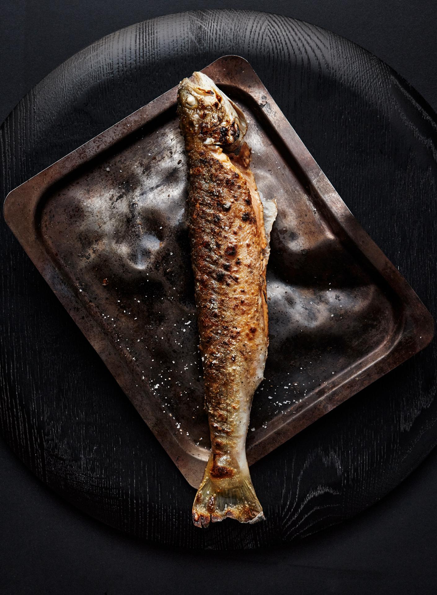 Det skal serveres helstekt fisk på Svenssons nye restaurant - «som på en taverna».