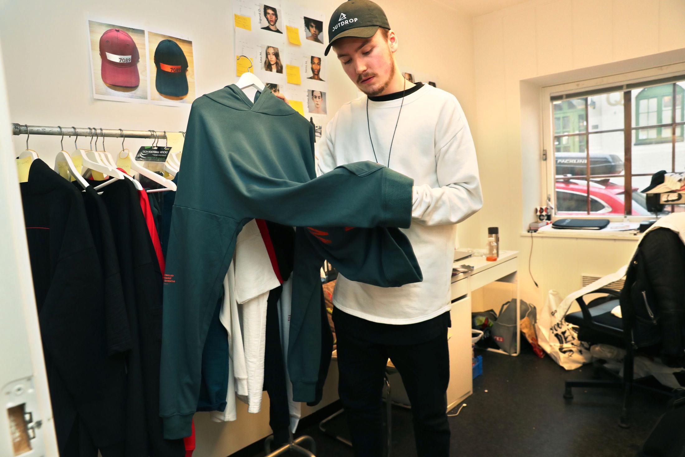 VIL INSPIRERE: Emil Ringheim designer klær på sitt egne lille kontor i Oslo sentrum