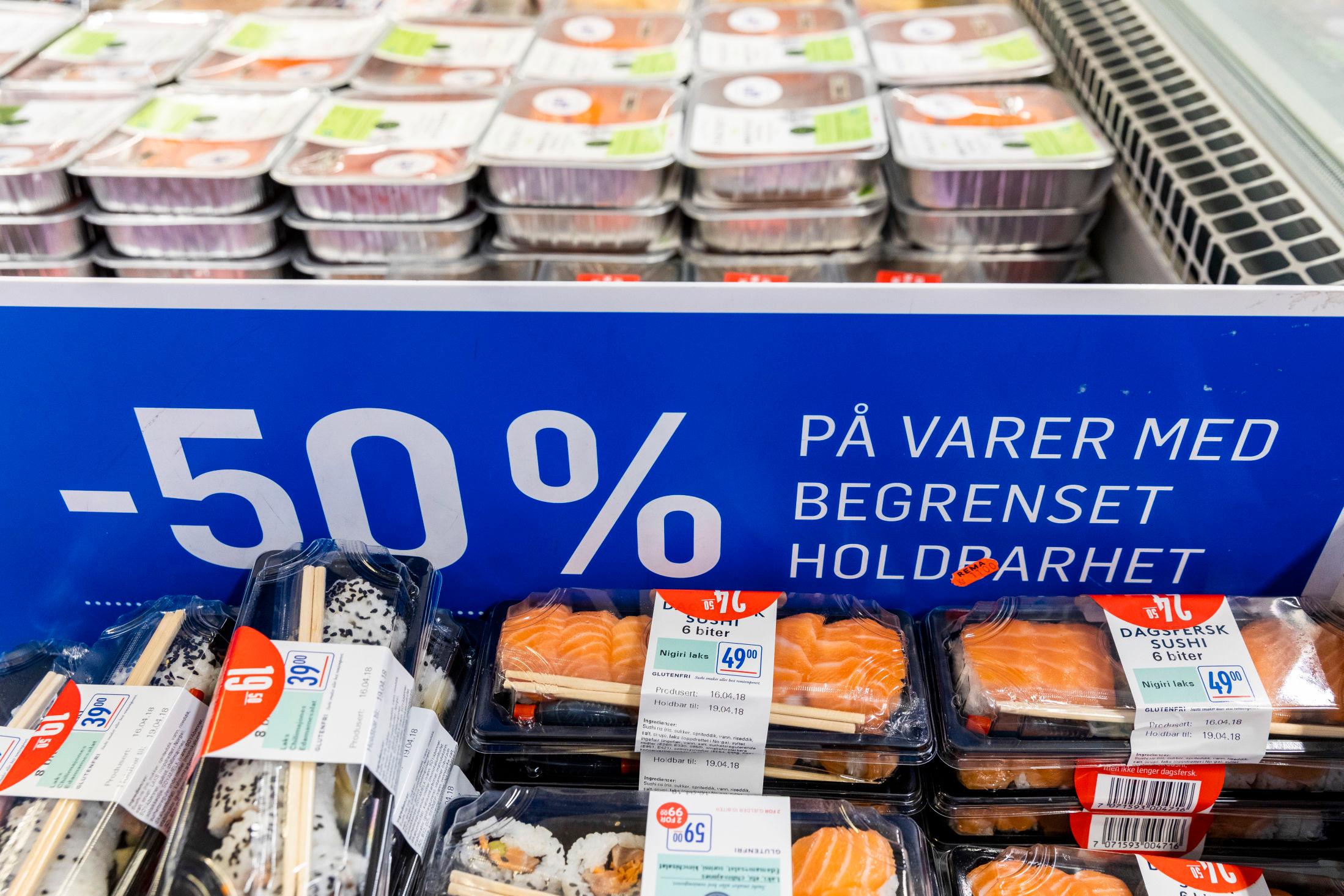 SPAR PENGER OG MILJØ: Flere matbutikker, som Rema 1000, selger matvarer med begrenset holdbarhet til redusert pris. Foto: Tore Meek/NTB Scanpix