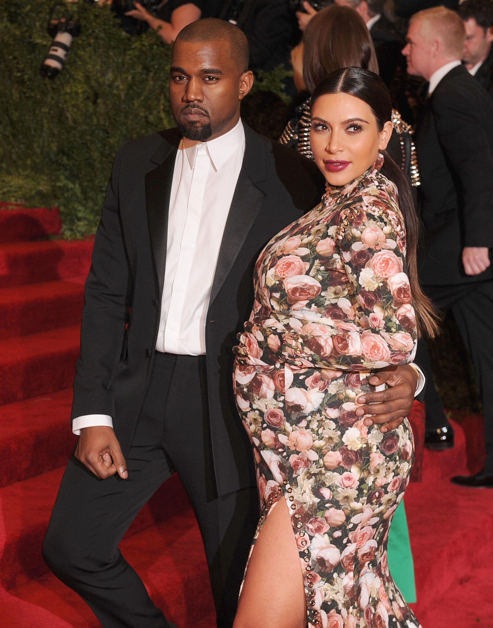 IKONISK ANTREKK: Kim Kardashian og Kanye West under Met-gallaen i 2013. Kardashian var gravid med deres første barn. Foto: Dimitrios Kambouris/Getty Images/AFP.
