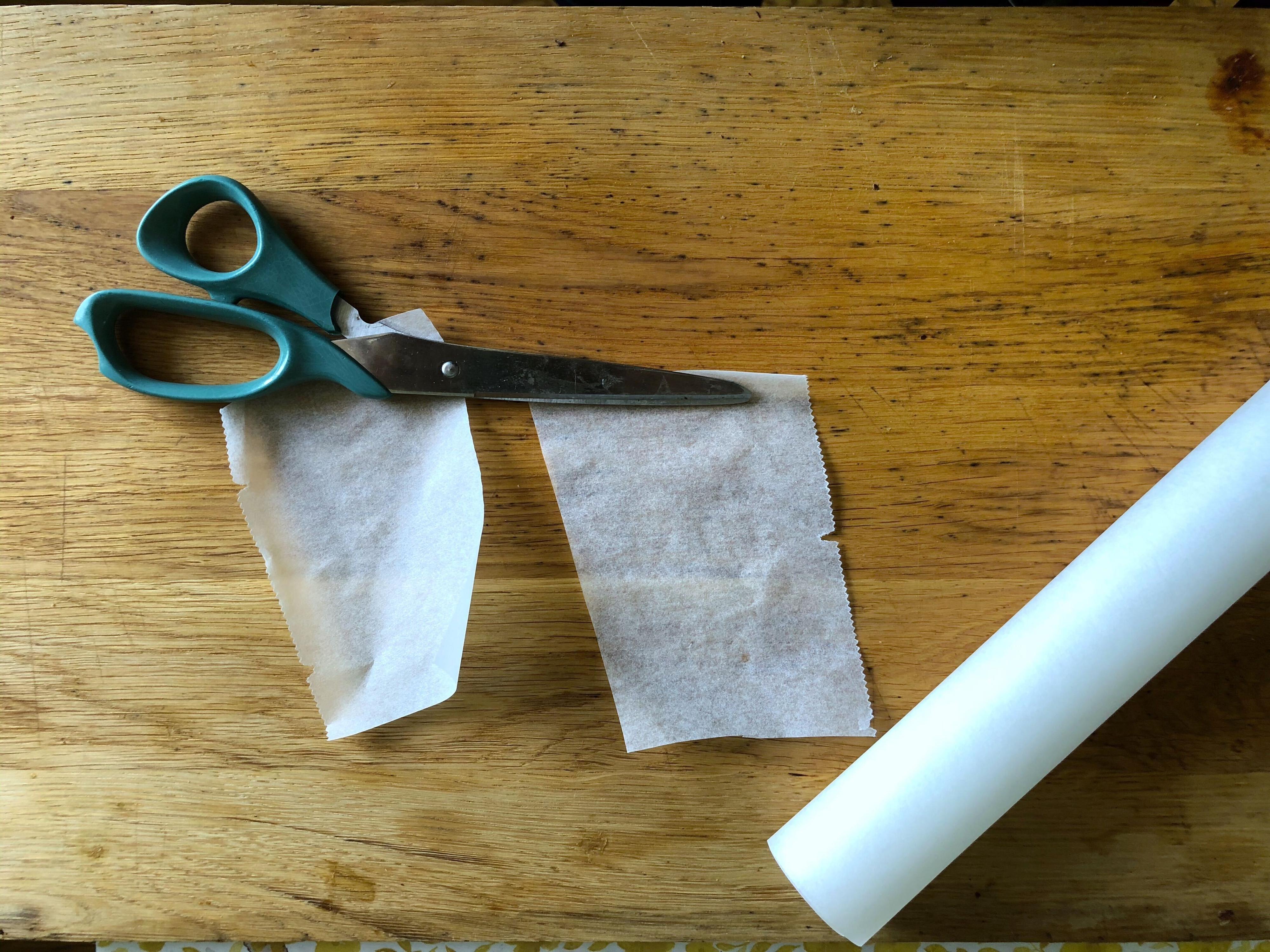 BAKEPAPIR: Husk å bruke bakepapir og ikke smørpapir, så får du enkelt sjokoladen til å slippe papiret etterpå.