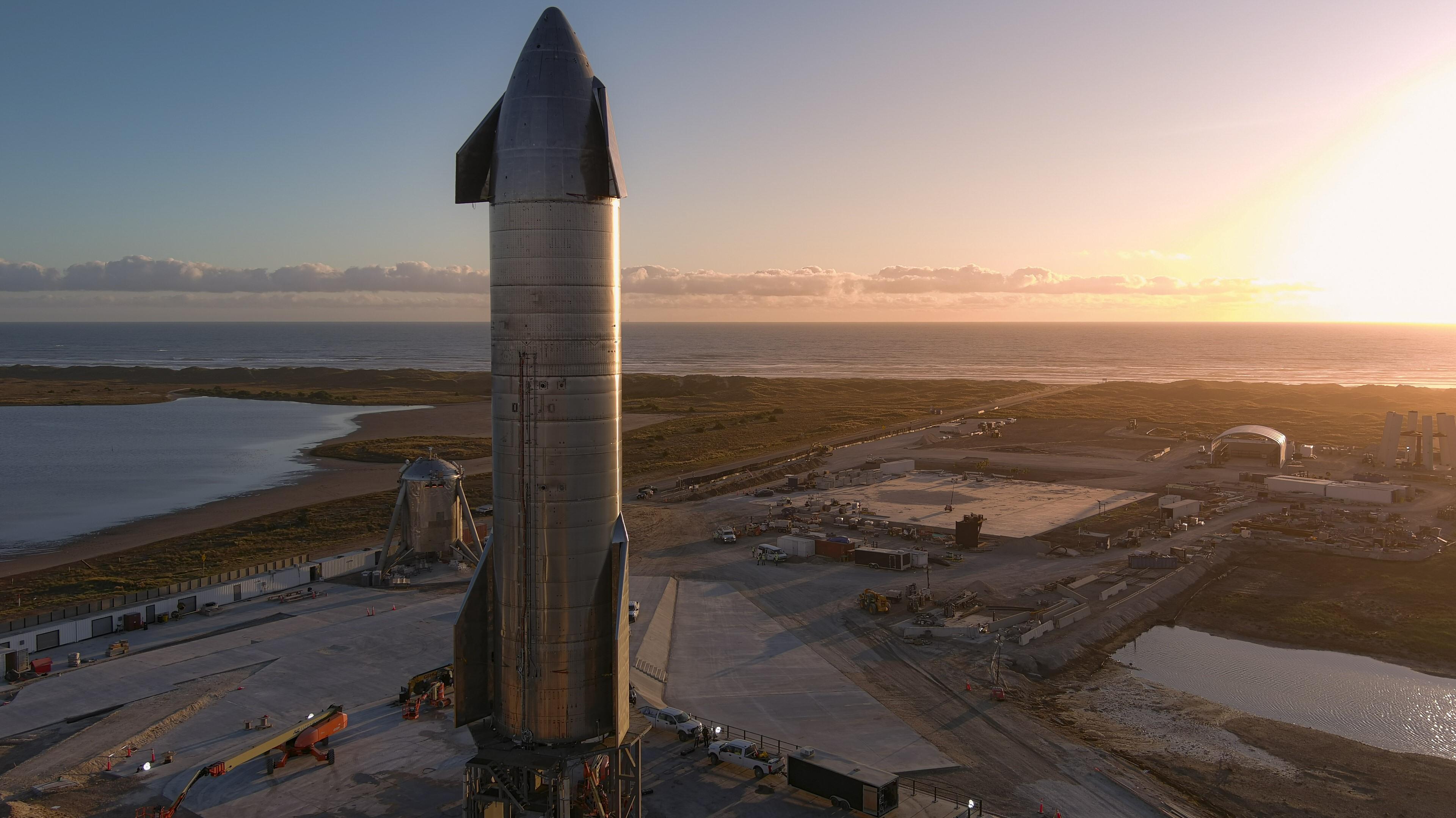 Starship SN8 (Serial Number 8) står klar hos SpaceX i Boca Chica, Texas.