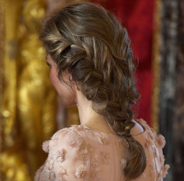 INTRIKAT: Spanske dronning Letizia er kjent for sin stilsans, og matcher gjerne en superglamorøs kjole med en bohemsk flette. Foto: Getty Images