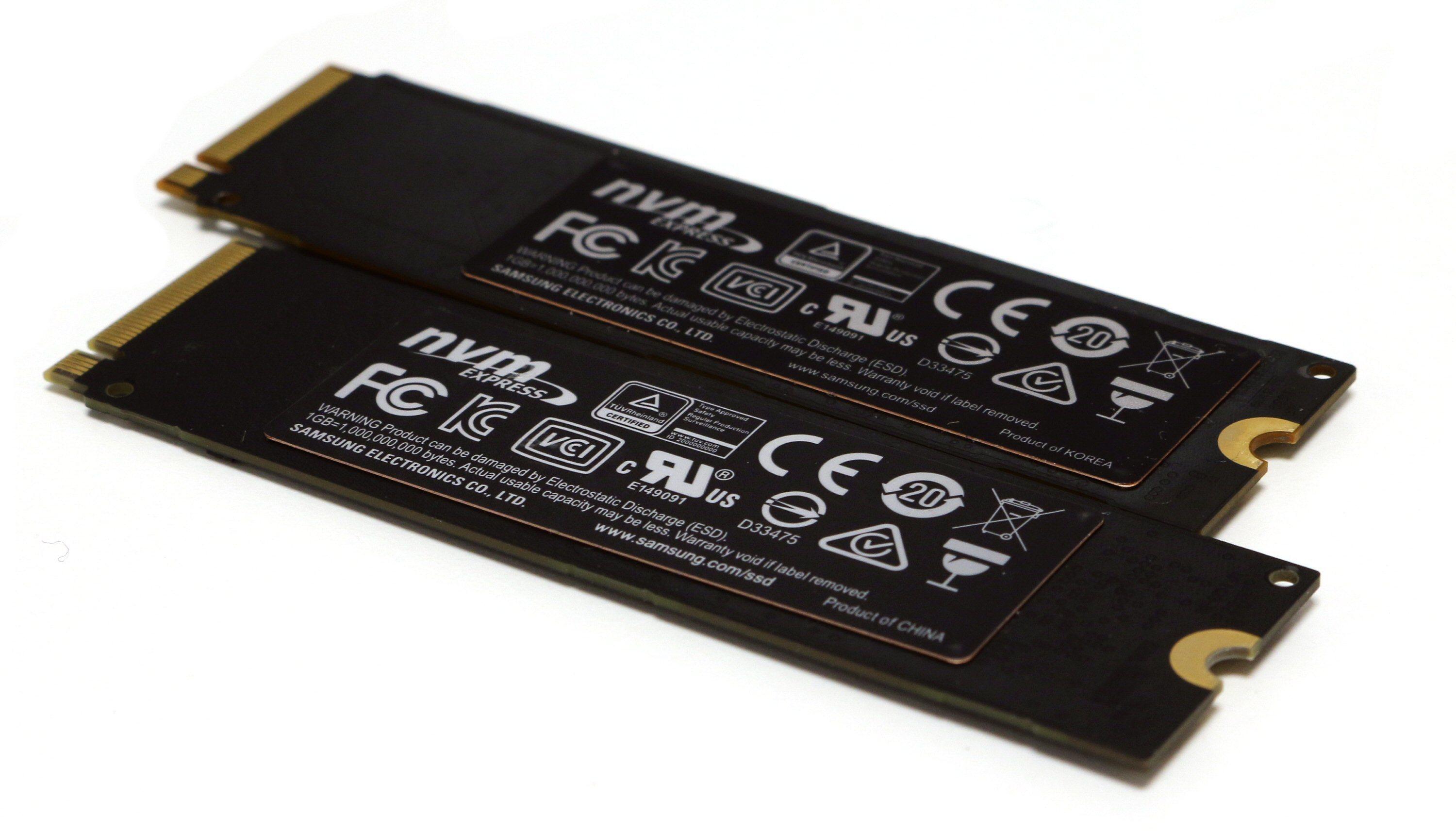 Samsung 960 Evo i forgrunnen har samme type kobberbelagt «varmesprederklistremerke» som 960 Pro.