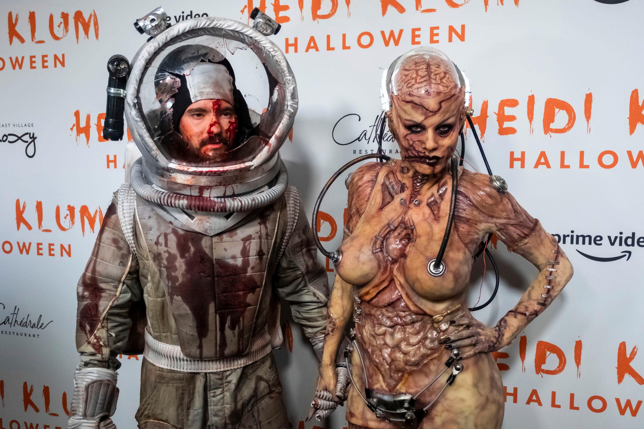 MATCHET: Heidi Klum hadde med seg ektemannen Tom Kaulitz som kom kledd som en skadet astronaut. Foto: Charles Sykes/Invision/AP
