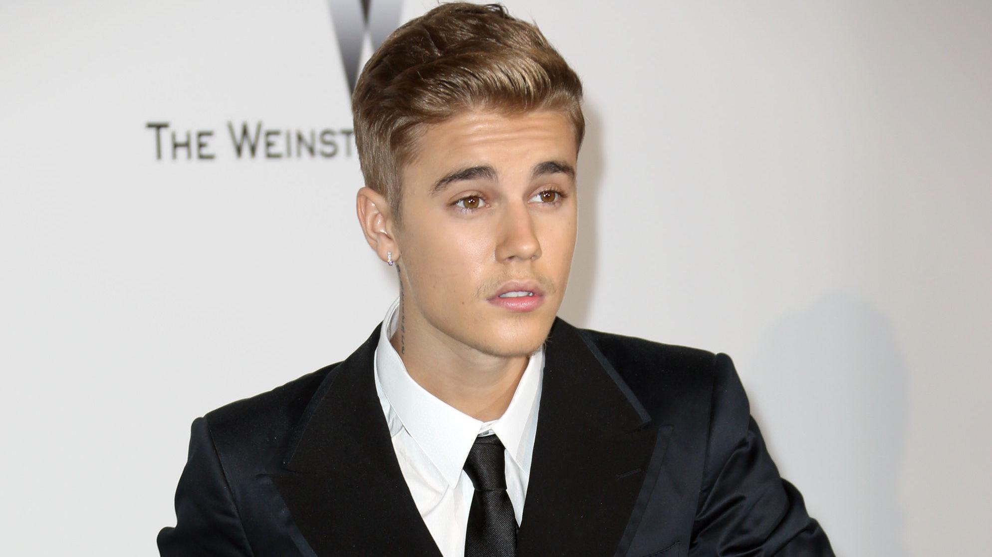 FØR: Slik så Justin Bieber (20) ut før han satt seg i frisørstolen og lot frisøren kvitte seg med de brune lokkene. Foto: Getty Images