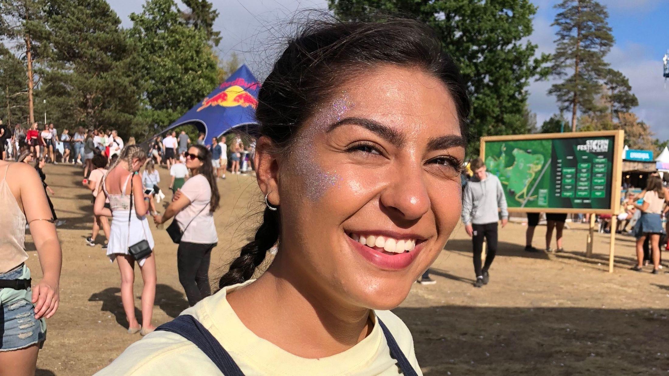 GLITTER: Det var mange unge mennesker som hadde pyntet seg ekstra for festivalen i år. Shadi Alipour (19) hadde glitter i ansiktet for anledningen.