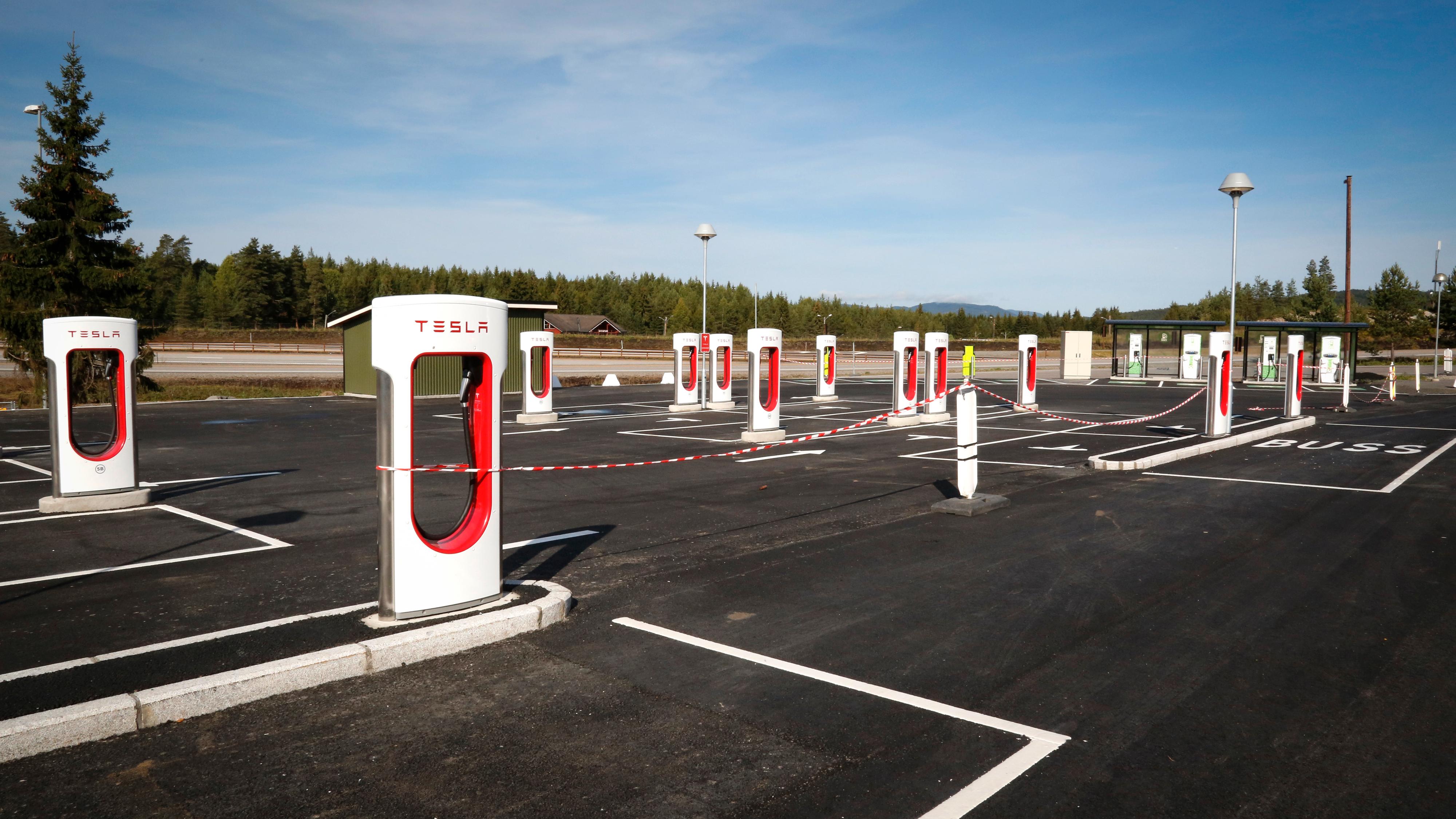 Tesla har foreløpig betraktelig større lader-tetthet i sitt Supercharger-nettverk enn hva situasjonen er for andre elbiler i Norge. NAF mener vi bør opp på Teslas nivå for alle elbiler.