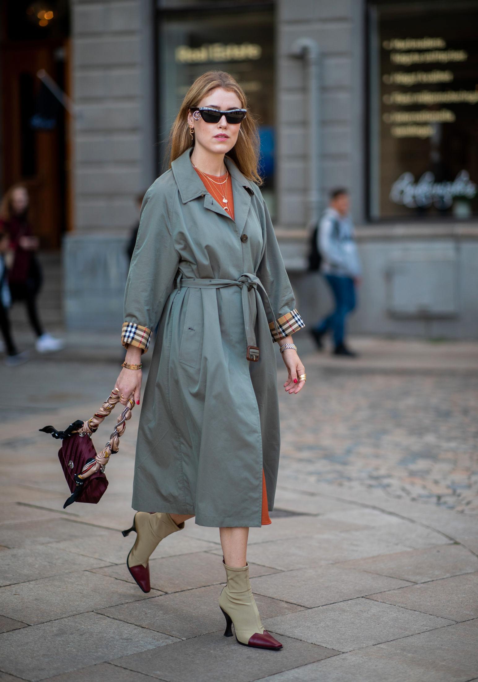 KLASSIKER: Annabel Rosendahl viste at en lekker trenchcoat aldri er feil under Stockholm Fashion Week. Foto: Getty Images.