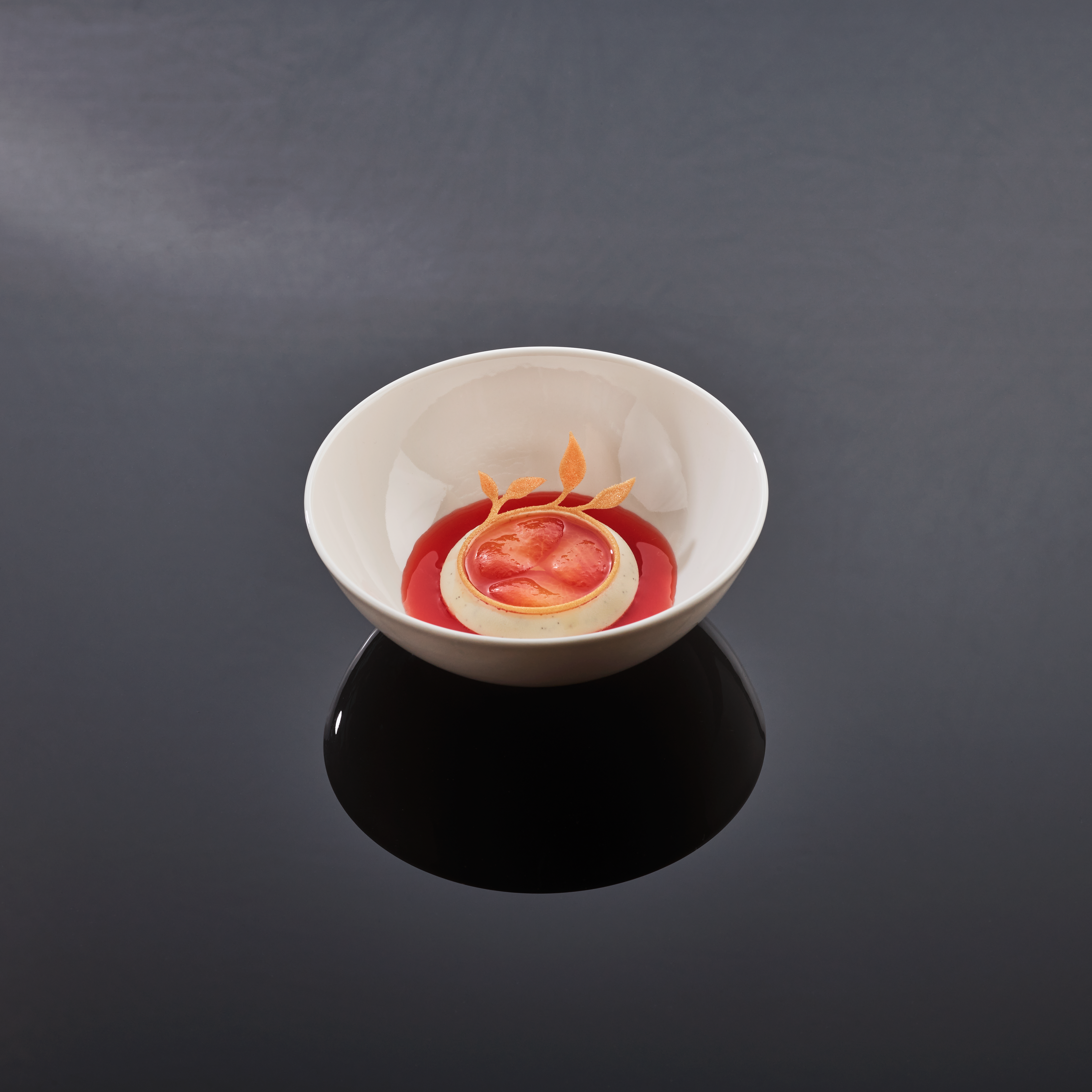 Take away-rett 3: Dessert – glasert yoom-tomat i myk rømmerand med puffet ris og limonade.