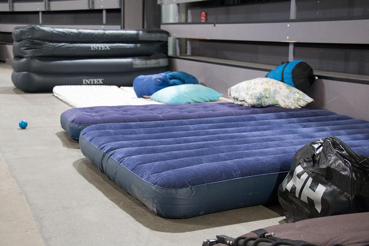 Soveplassene i Vikingskipet er spredd over alt, men i år har Stig Ove Ruud valgt å heller sove i en campingvogn.