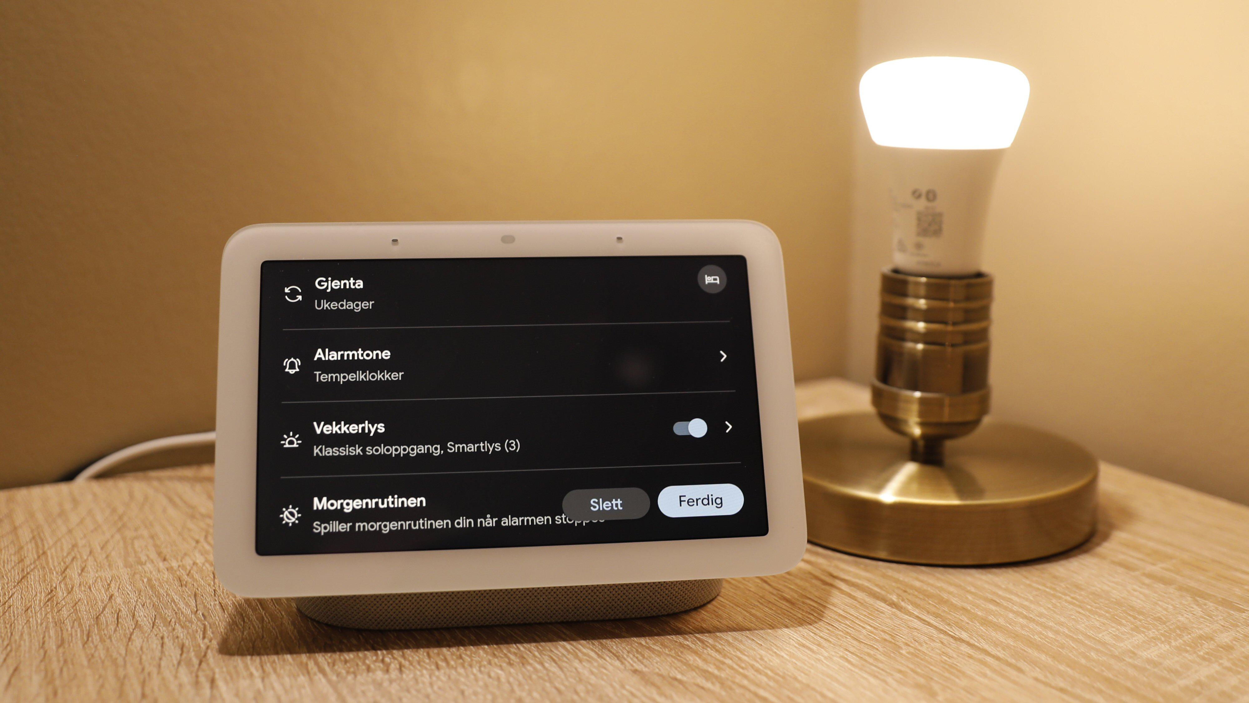 Med Google Nest Hub er det enkelt å sette opp behagelig vekking ved hjelp av lys som en daglig rutine.