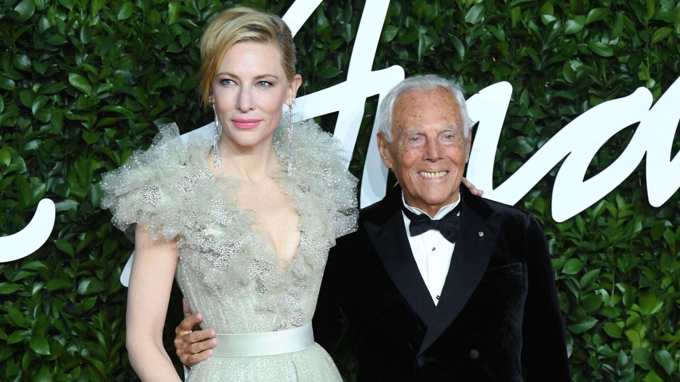 DESIGNER: Skuespiller Cate Blanchett poserte sammen med Giorgio Armani under Fashion Awards i London i 2019. Foto: Doug Peters/Pa Photos.