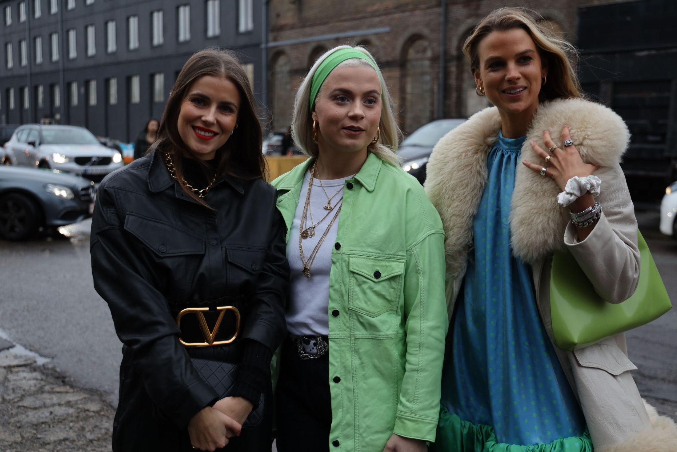 FIN TRIO: Nina Sandbech, Ida Broen og en venninne ankom Stine Goya sammen. Foto: MinMote.