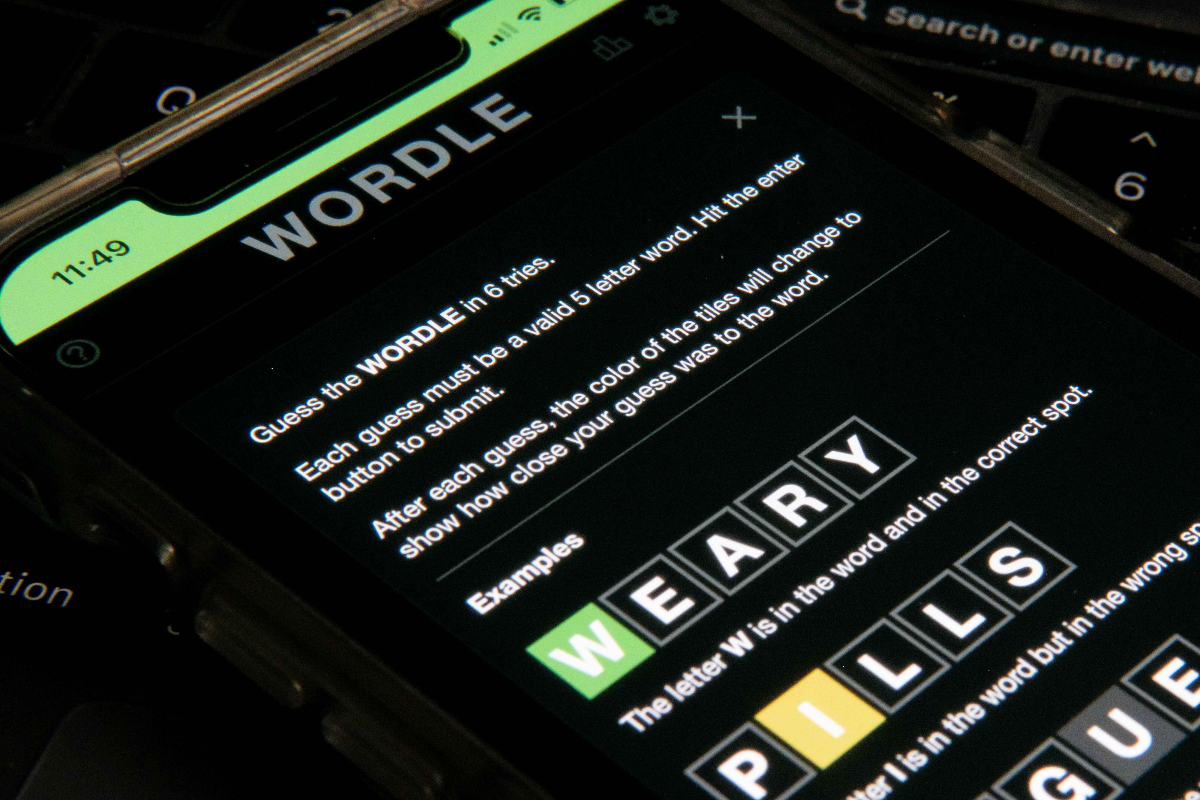 SPRER SEG: Forklaringen av Wordle på en mobilskjerm. 