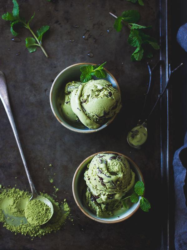 SPENNEDE: Det ser kanskje ut som pistasje-is, men dette er hjemmelaget matcha-iskrem med sjokolade. Oppskriften finner du her. Foto: Alanna Taylor Tobin/The Bojon Gourmet