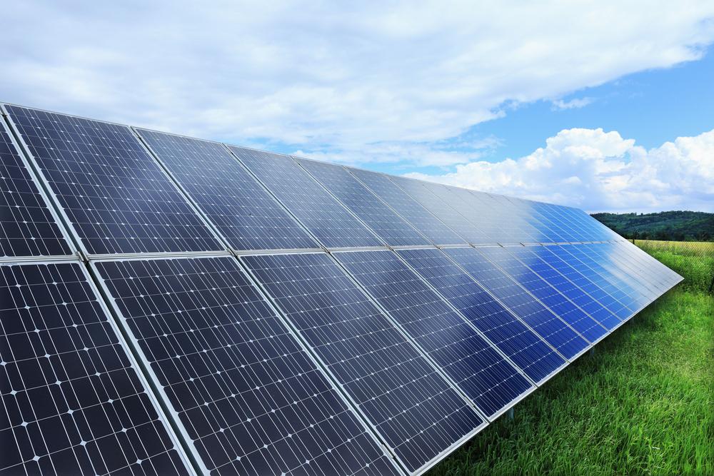 Mest sannsynlig er det «hjemmebatterier» som lades ved hjelp av solpaneler Tesla har på gang. Foto: Kajano/Shutterstock.com