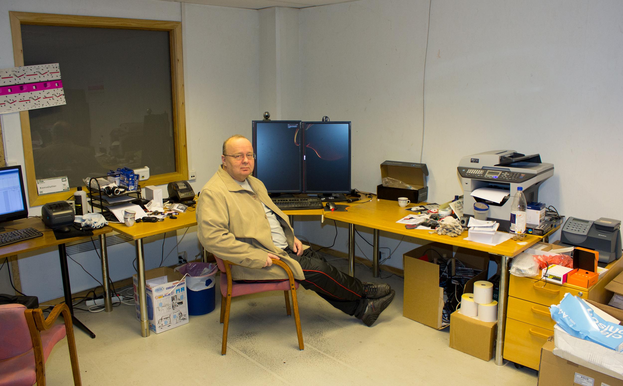 Hans Petter Faale på kontoret sitt. Her er det dårlig med utsikt, men stedet oser av nerdesjarm.Foto: Rolf B. Wegner, Hardware.no