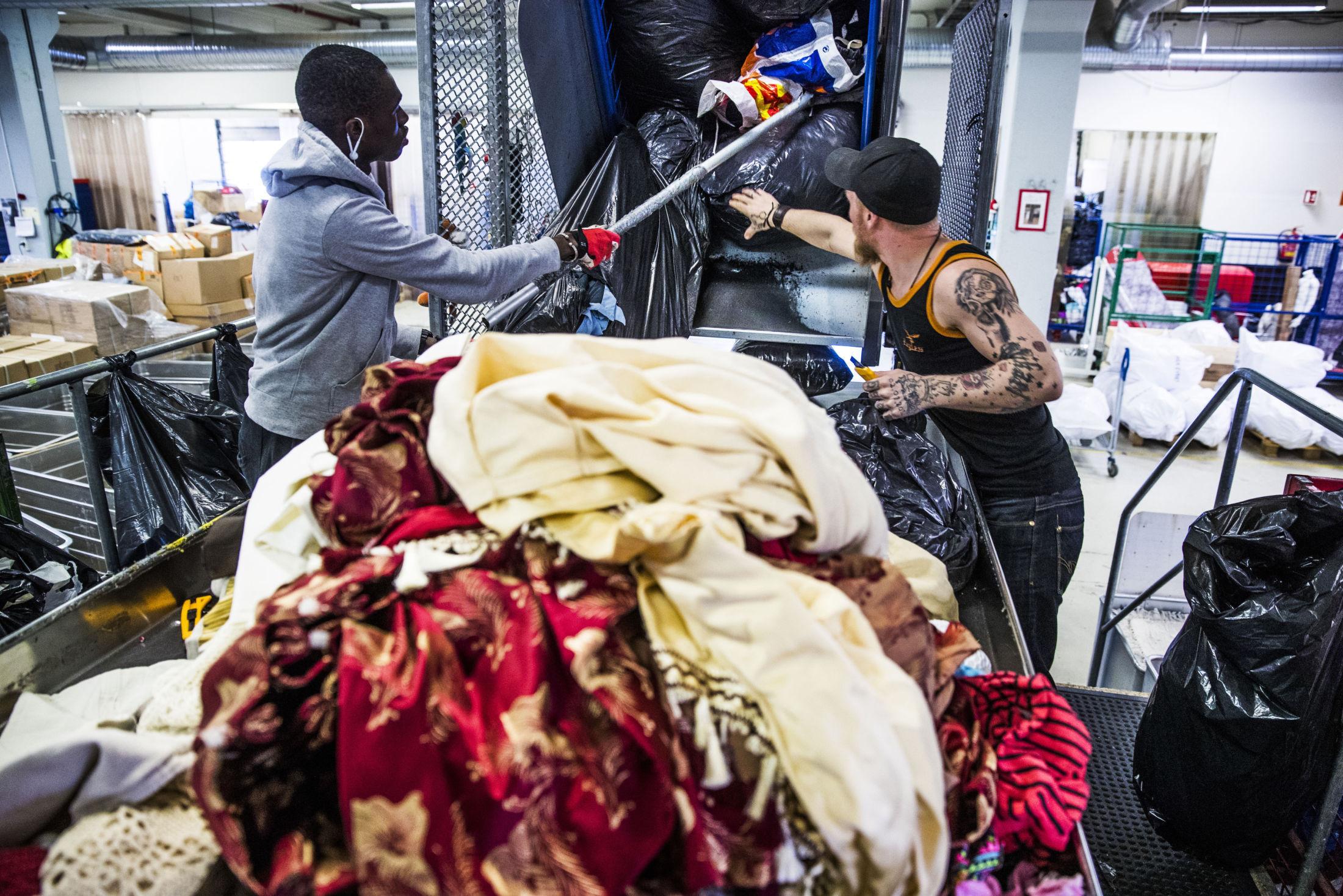 SORTERES: Tekstilene du leverer til Fretex sorteres før de går til butikkene eller andre formål. Her fra et sorteringsanlegg i Oslo. Foto: FRODE HANSEN, VG