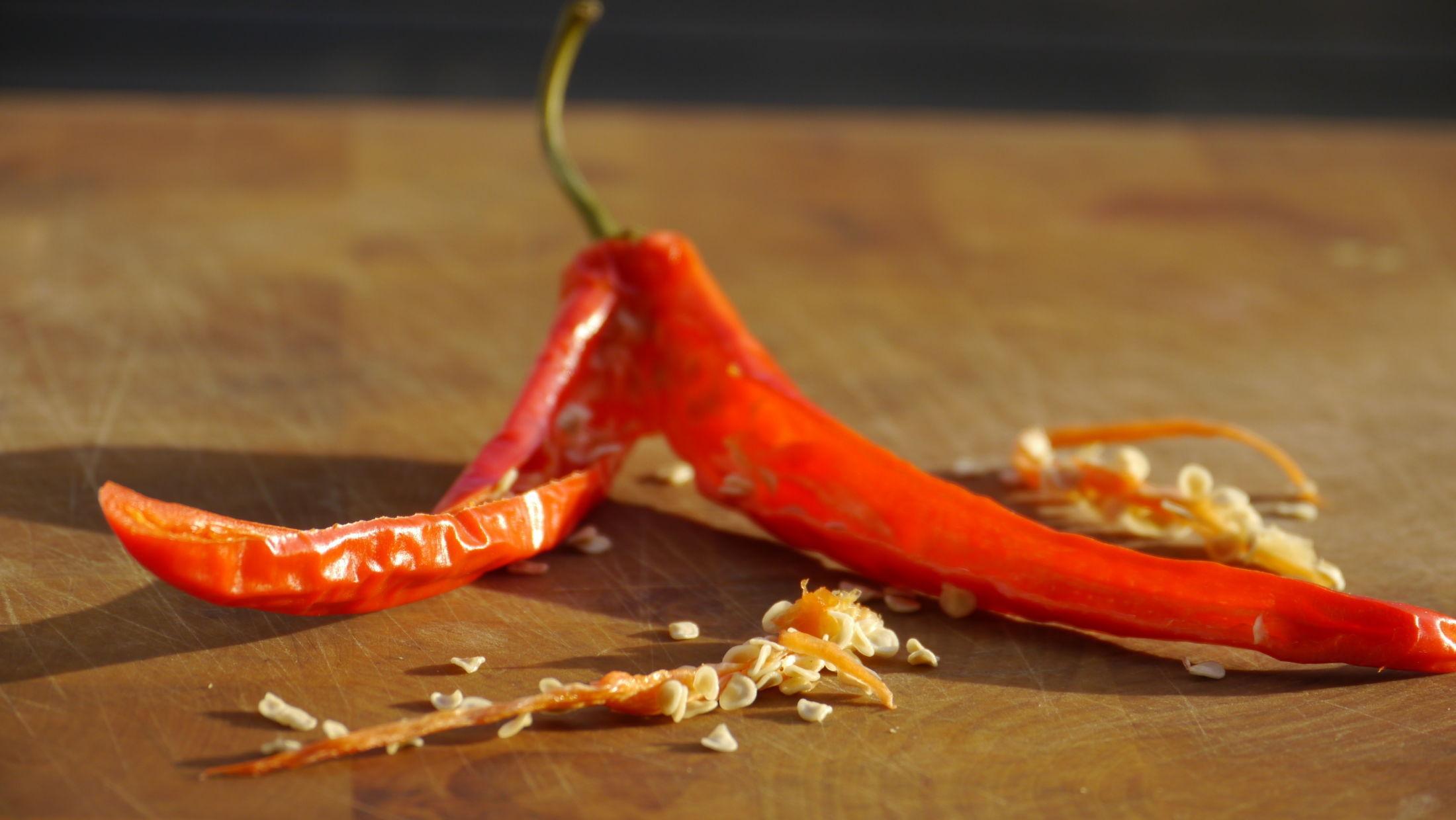 TØRKET CHILI: Del chili i to og legg det på bakepapir i ovnen eller ute i solen. Foto: Lars Moen