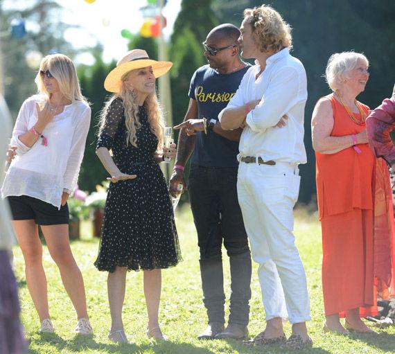 SOMMERLIG: Vogue-redaktør Franca Sozzani og norske Pucci-designer Peter Dundas var begge sommerlig kledd for musikkfestival. Foto: NTB Scanpix