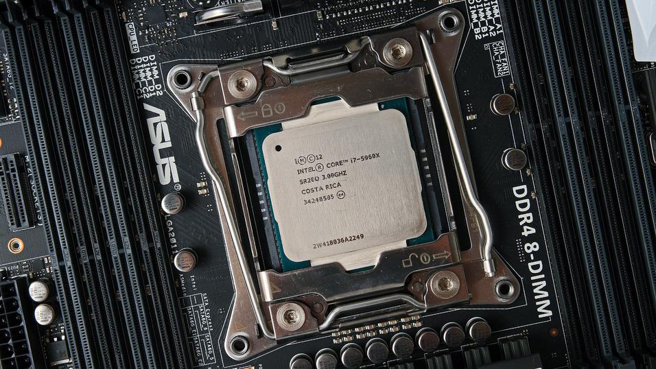 Intels toppmodell Core i7 5960X kan med sine åtte fysiske prosessorkjerner og HT-teknologi håndtere 16 samtidige oppgaver.