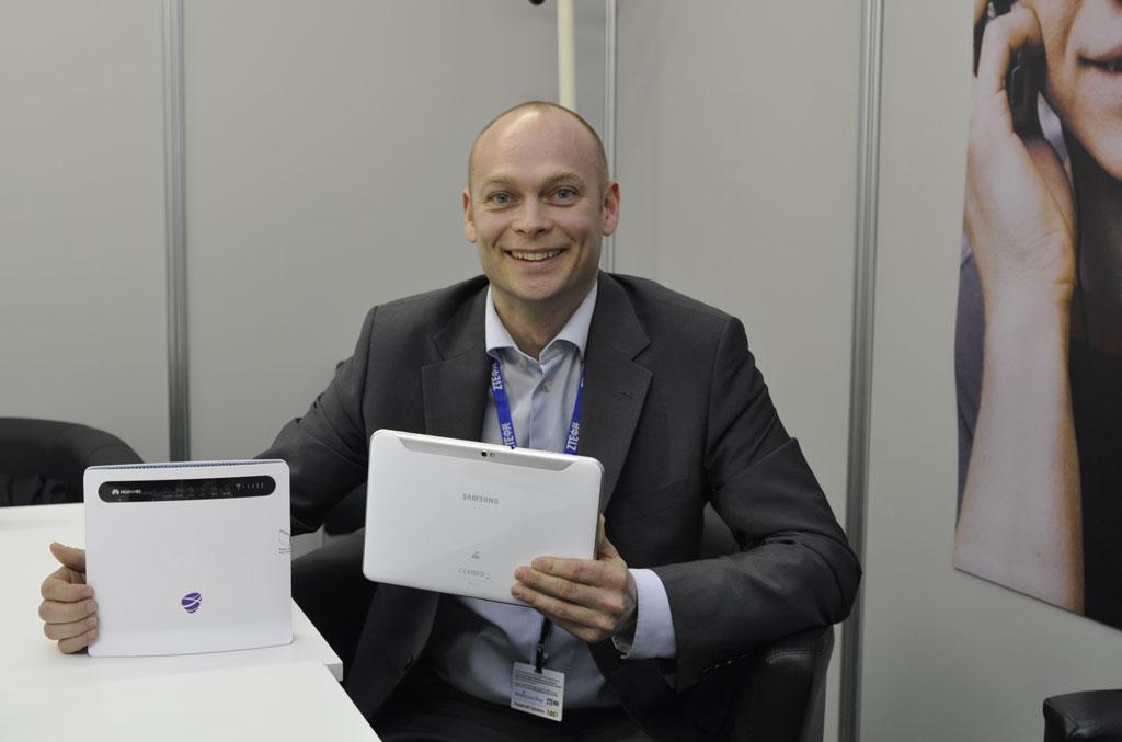 Teknisk sjef Roy Ove Nilsen i NetCom viste frem de nye produktene på MWC.