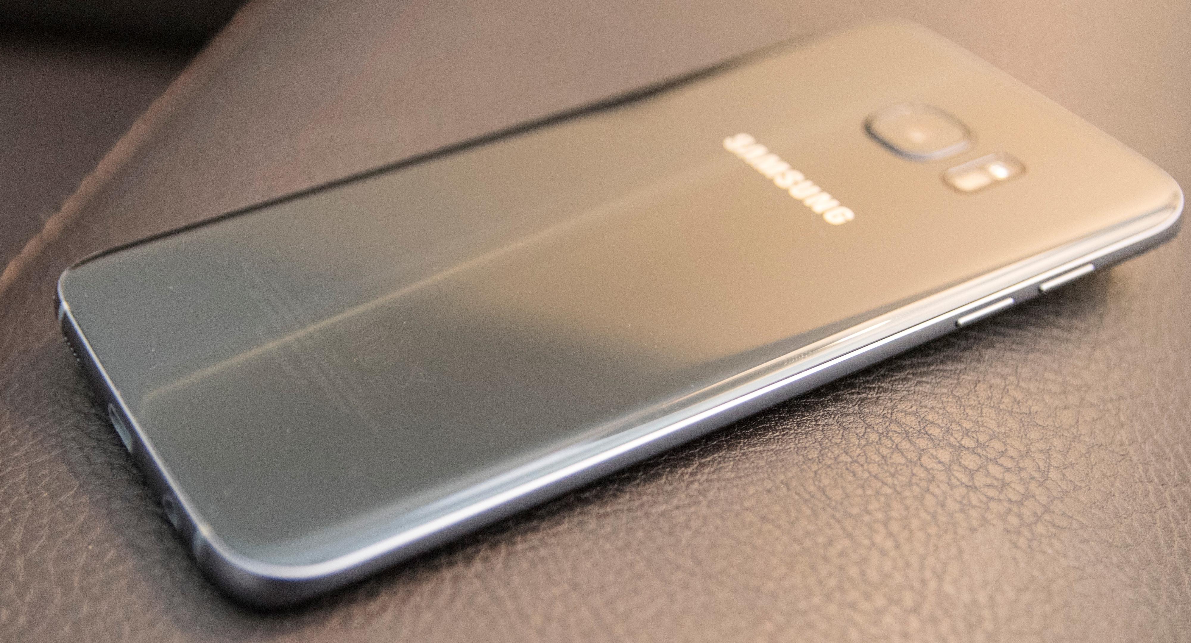 Galaxy S7 Edge har avrundet glass både foran og bak.