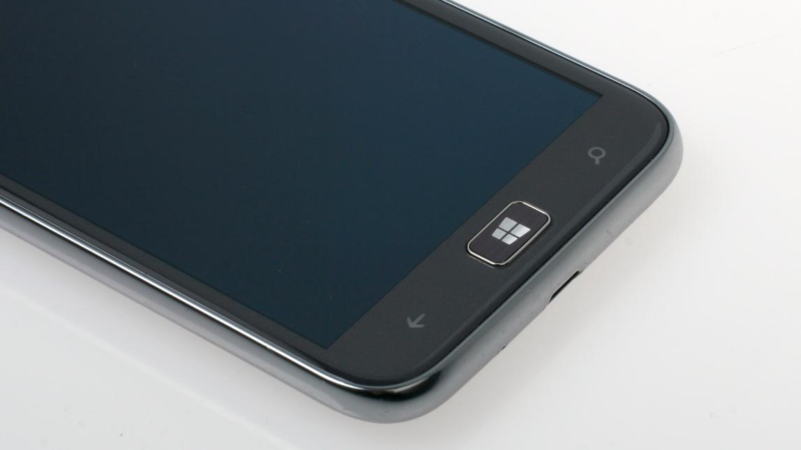 Samsung Ativ S har en fysisk Hjem-tast. Tilbakeknappen og søkeknappen er av touch-typen.Foto: Kurt Lekanger, Amobil.no