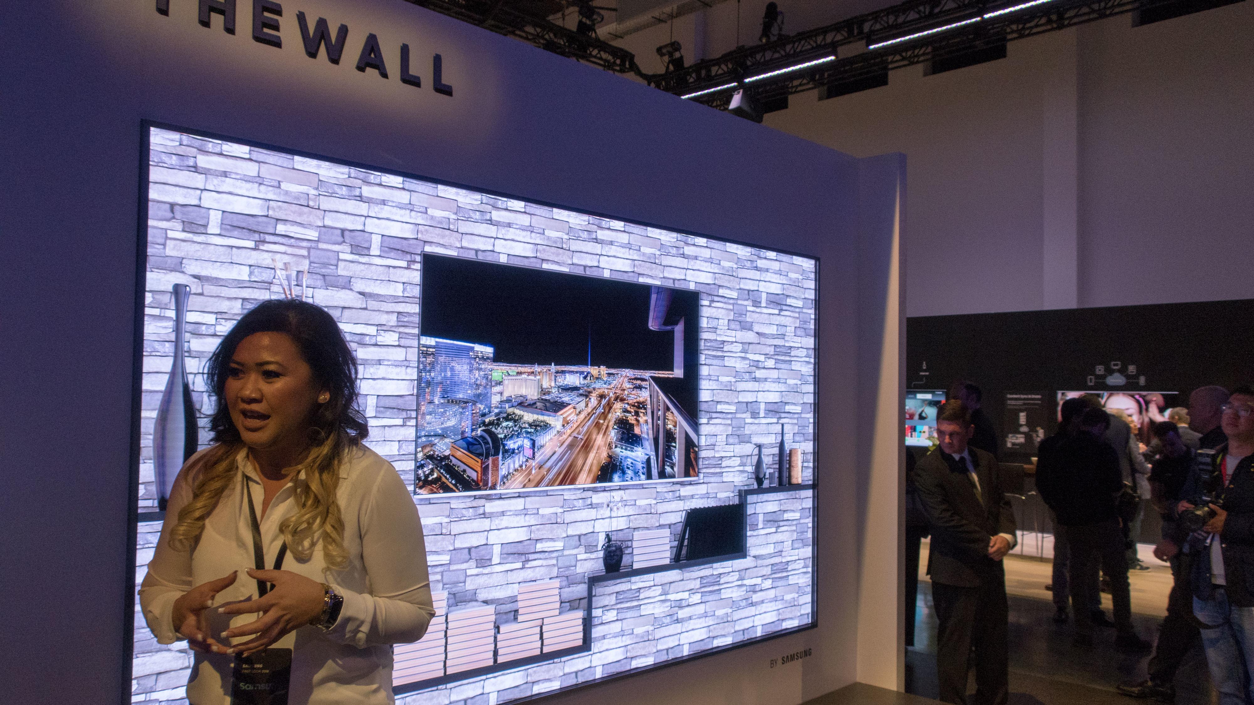 The Wall er navnet på Samsungs første MIcroLED-TV, og konfigurasjonen vi fikk se målte hele 146 tommer i størrelse. Bilde: Ole Henrik Johansen / Tek.no