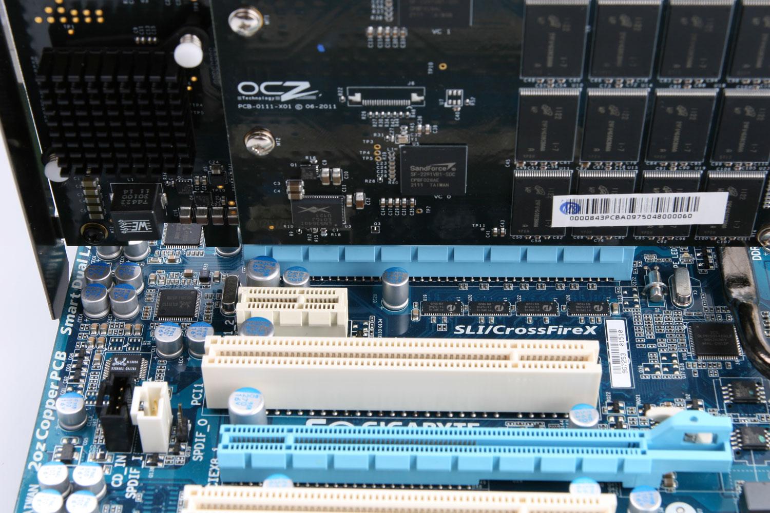 RevoDrive satt i et PCIe x16-spor