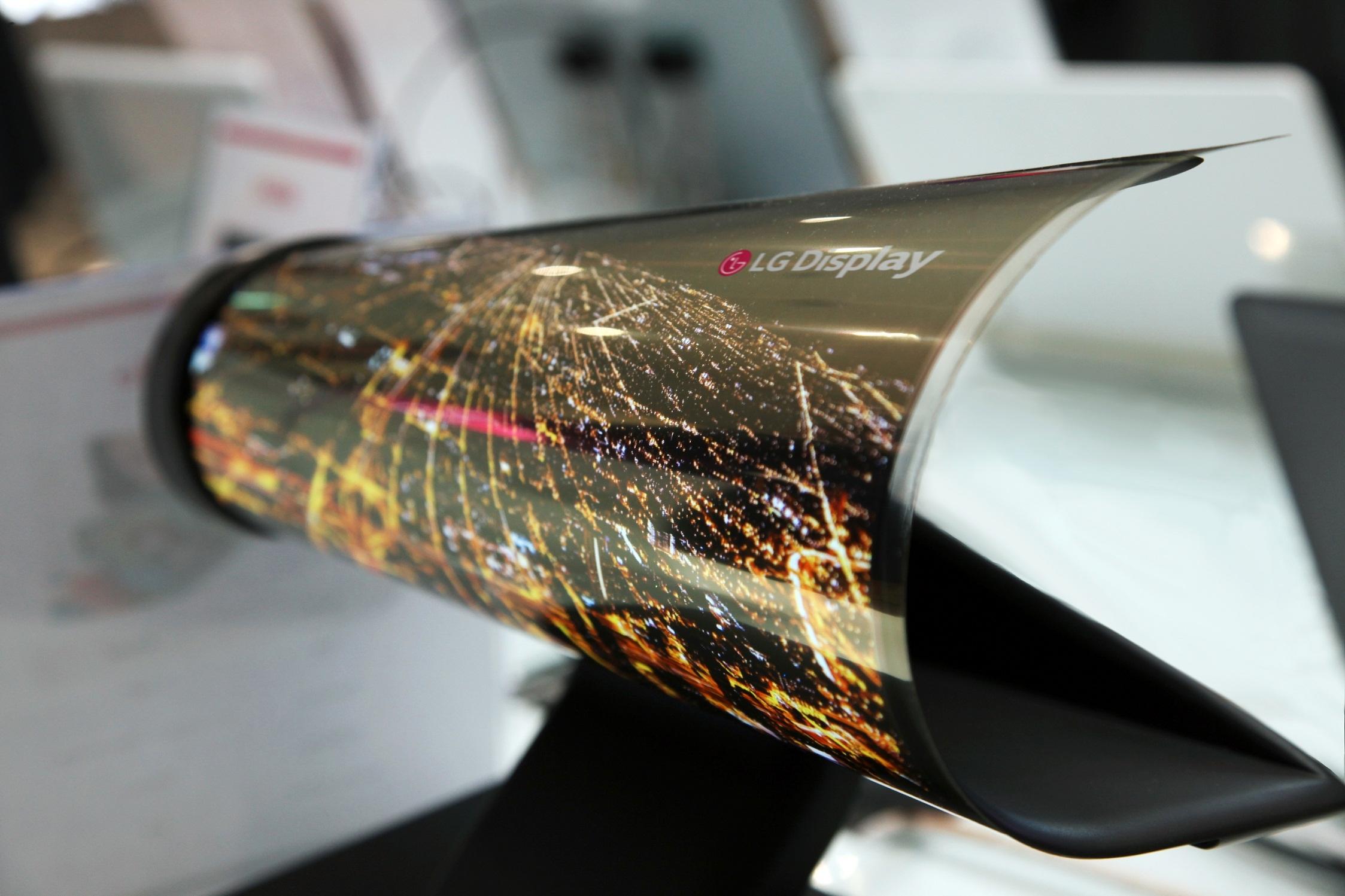 LG har tidligere også vist frem denne rullbare OLED-skjermen på 18 tommer, som nok er mer forbrukervennlig enn 77-tommeren.