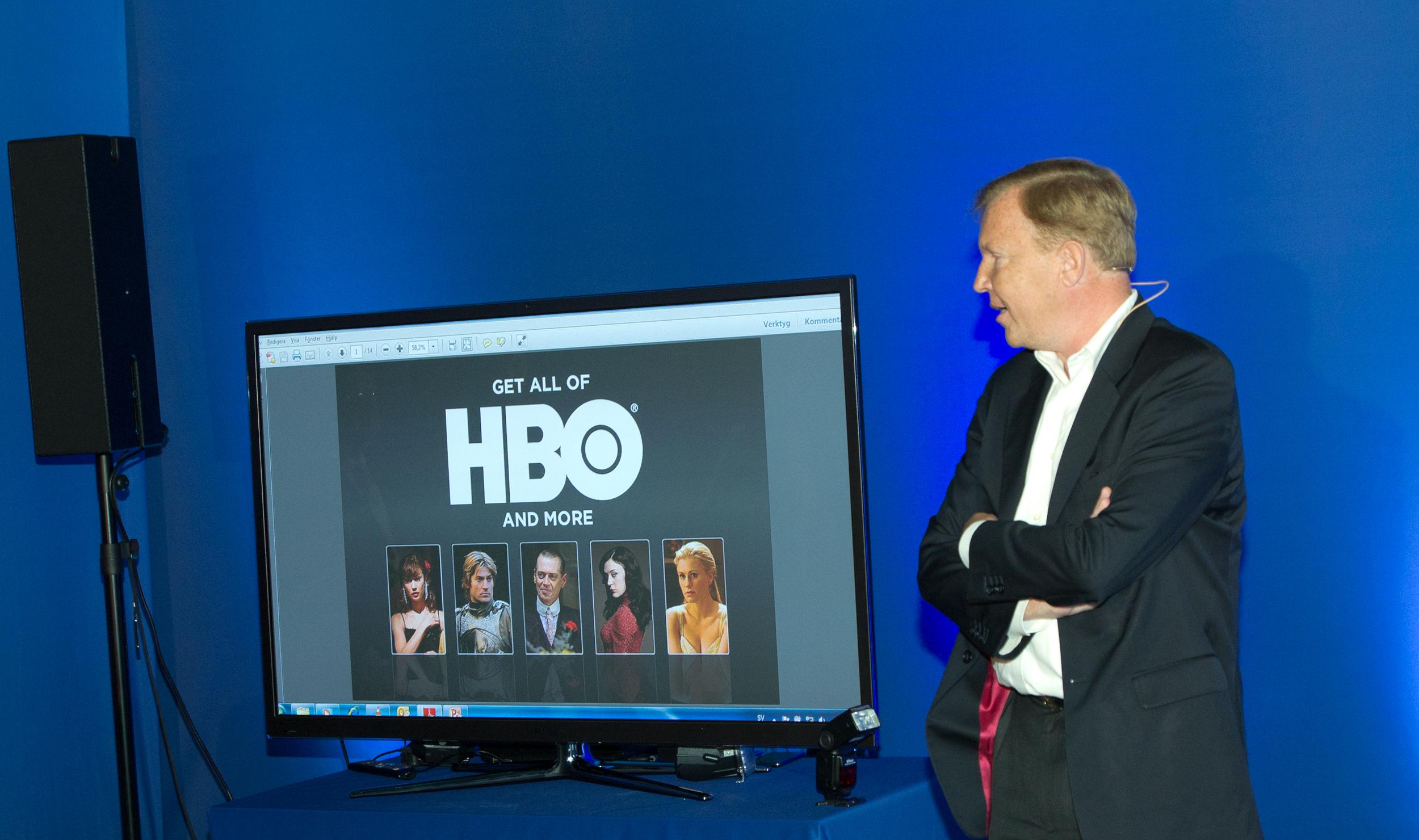 Hervé Payan viser fram et par av seriene som vi får se via HBO Nordic.Foto: Rolf B. Wegner, Hardware.no