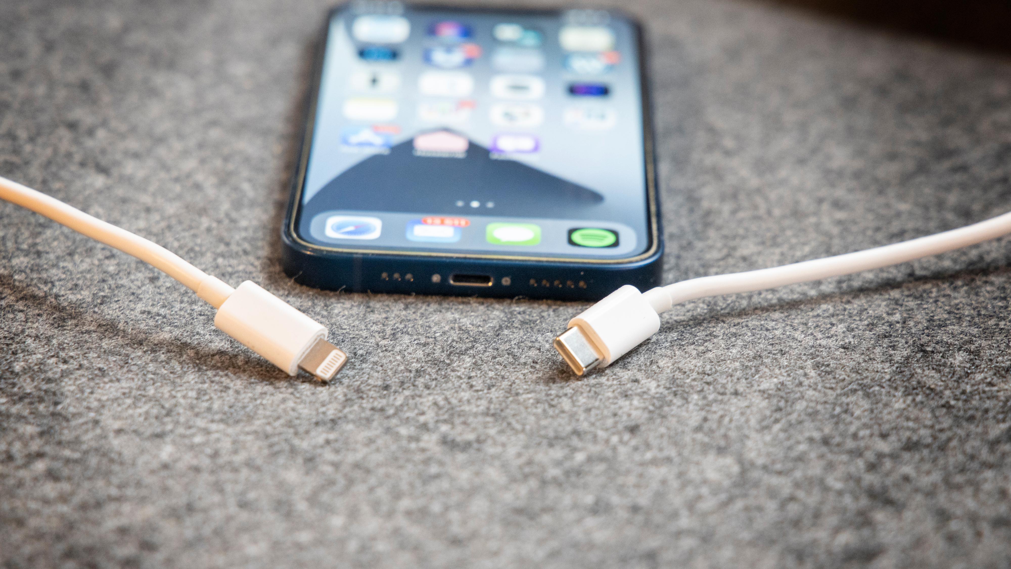 Skal Apple få fortsette med Lightning-tilkoblingen på iPhone? Nei, mener EU-kommisjonen. 