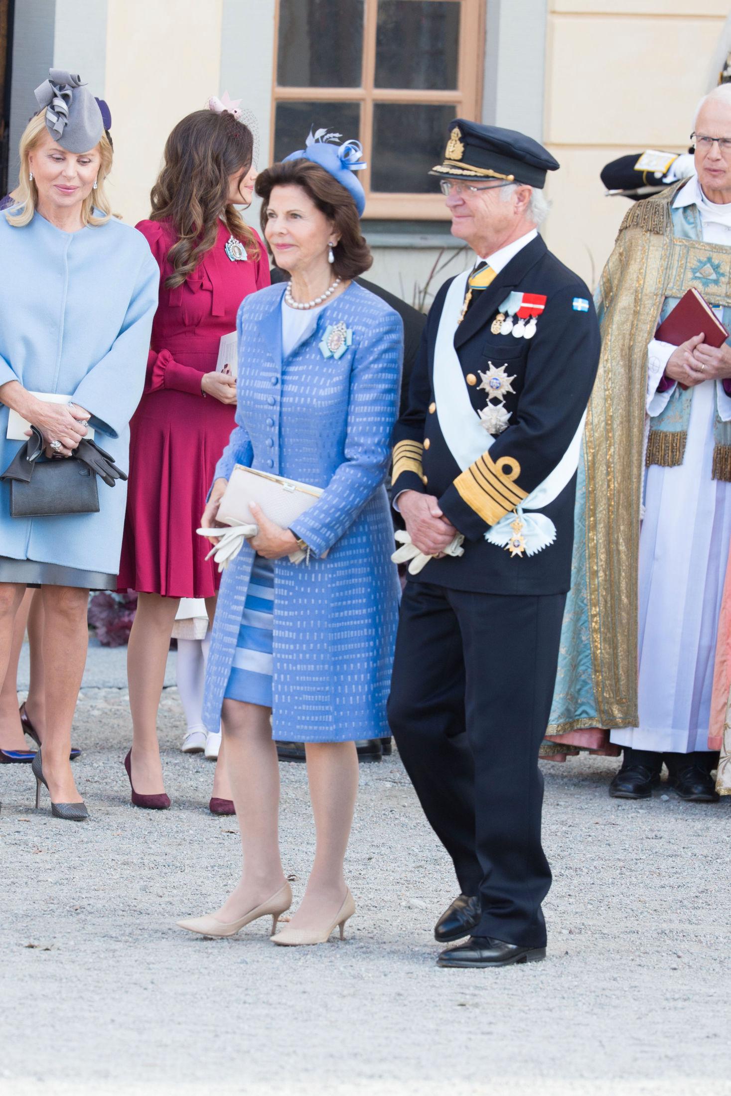 BLÅTT: Dronning Silvia var ikledd en lyseblå kjole med striper på skjørtet og en matchende blå kåpe. Hun kombinerte antrekket med beige pums med kittenhæl. Foto: Getty Images