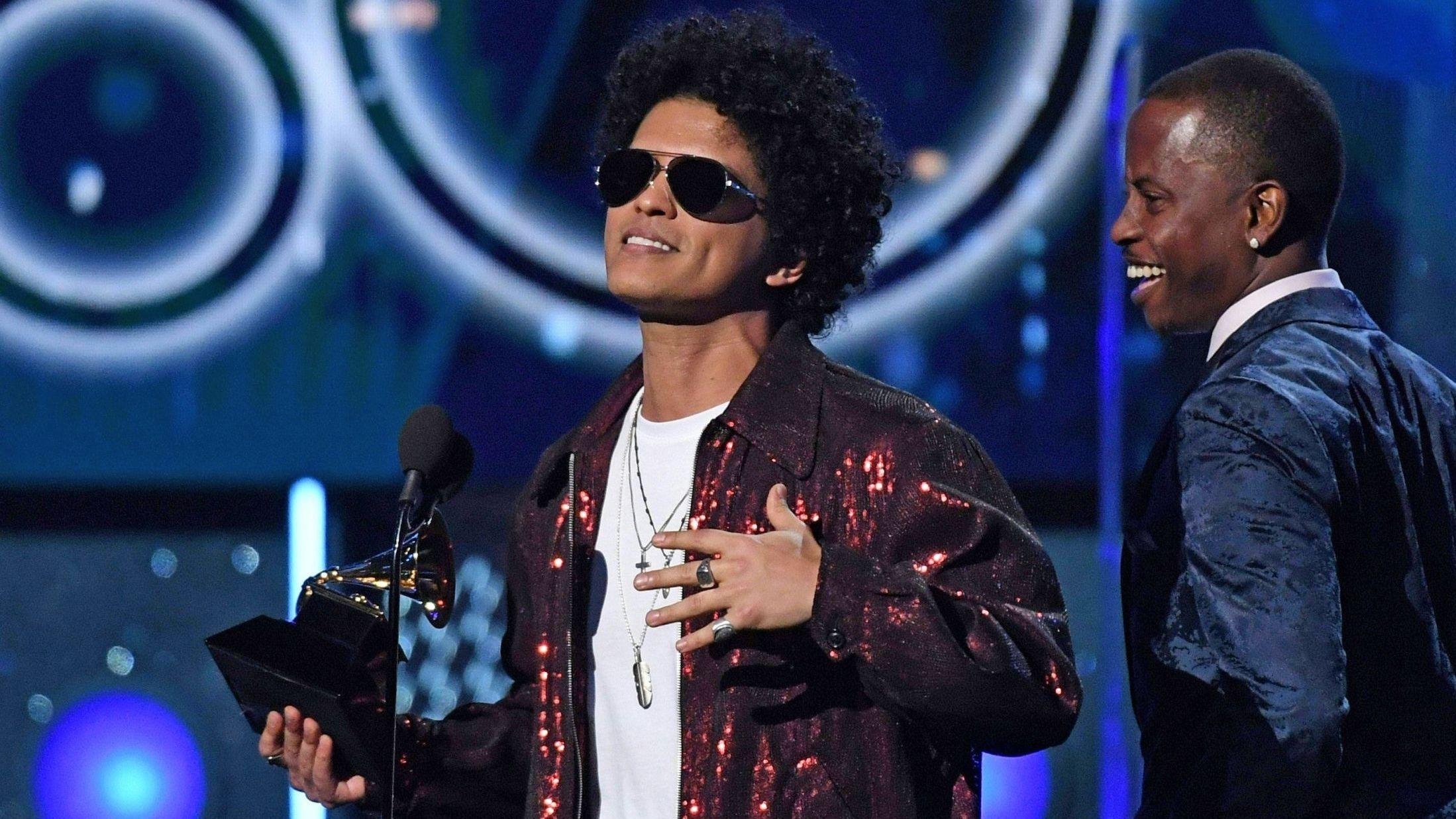 GRAMMY-VINNER: Bruno Mars mottok prisen for beste album for sitt «24K Magic» under Grammy Awards i januar i år. Foto: Timothy A. Clary/AFP
