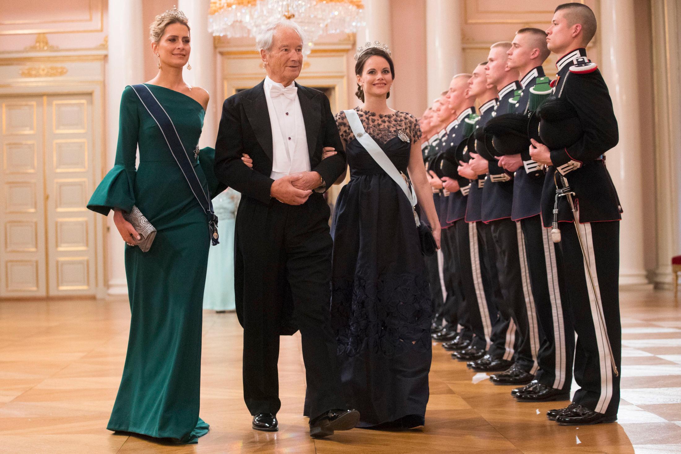 GRAVID SOFIA: Prinsesse Sofia hadde på seg en mørkeblå kreasjon. Her med prinsesse Tatiana av Hellas og Bernhard Mach Foto: Håkon Mosvold Larsen / NTB scanpix
