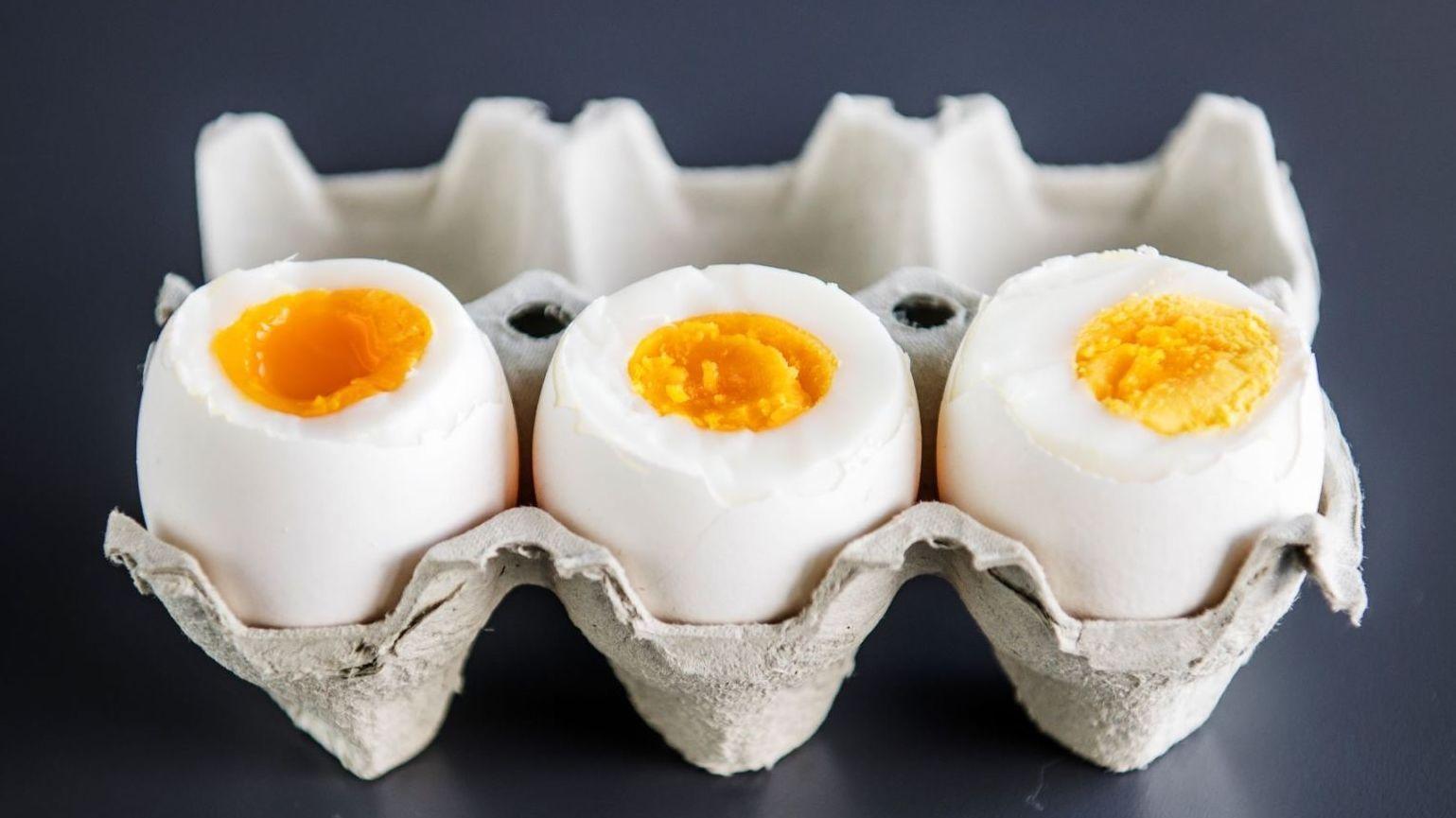 FRA BLØTT TIL HARDT: Koker du eggene henholdvis 7, 9 og 11 minutter, vet du at du alltid får eggene slik du ønsker dem. Foto: Fredrik Ringe/VG