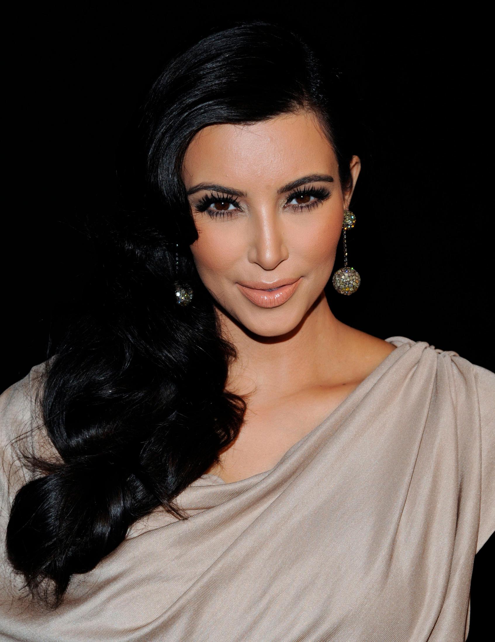 MØRKE OG MARKERTE: Kim Kardashian var en av dem som bidro til at øyenbrynstrenden beveget seg til skarpe kanter og tydelig sminket. Foto: AP