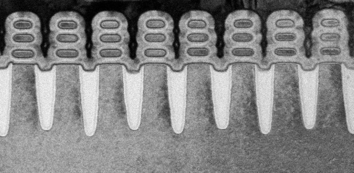 Bildet viser de nye transistorene, i form av silisium-nanoskriver plassert lagvis oppå hverandre.